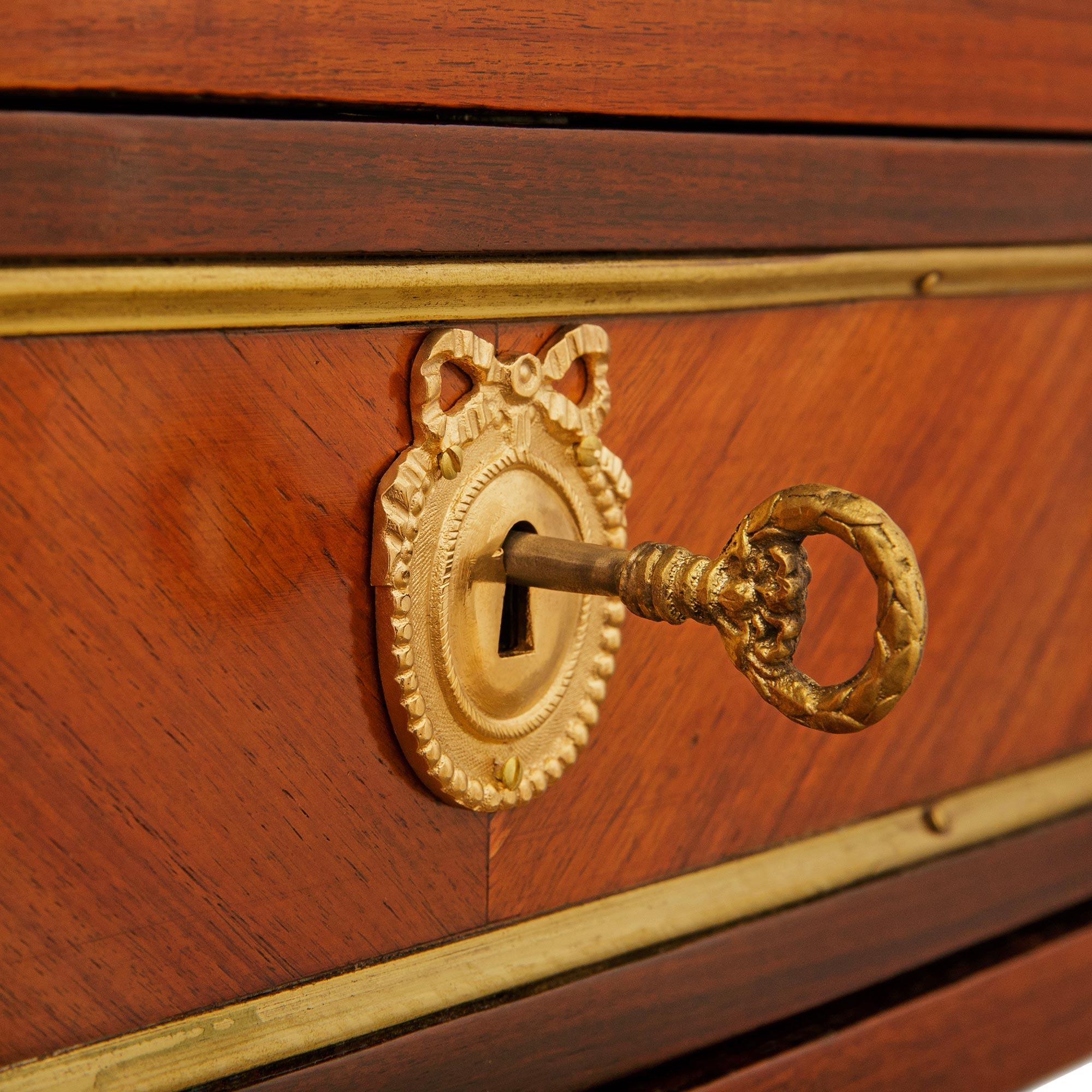 Pareja de consolas francesas del siglo XVIII de madera de tulipán, kingwood, ormolu y mármol Ormolú en venta