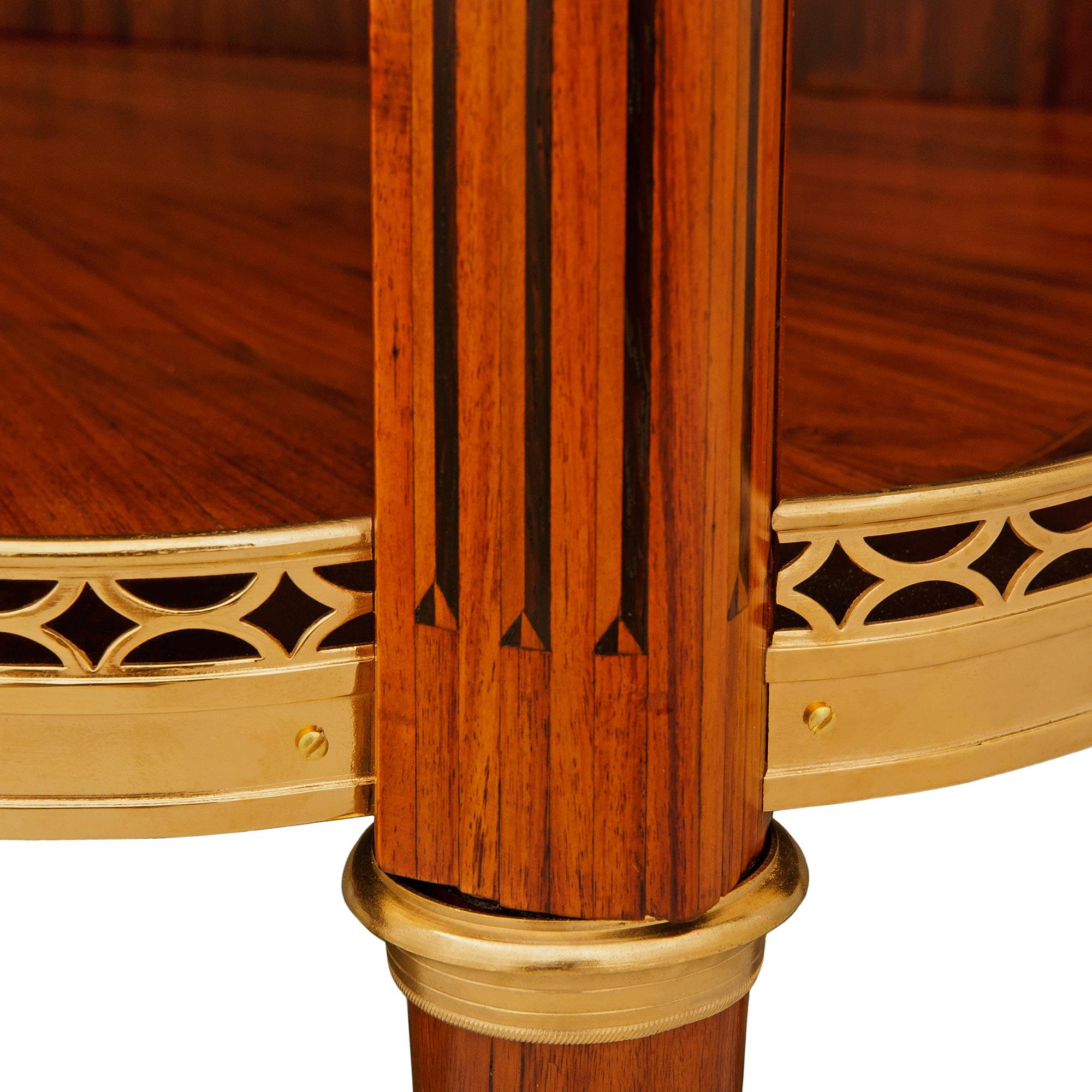 Pareja de consolas francesas del siglo XVIII de madera de tulipán, kingwood, ormolu y mármol en venta 1