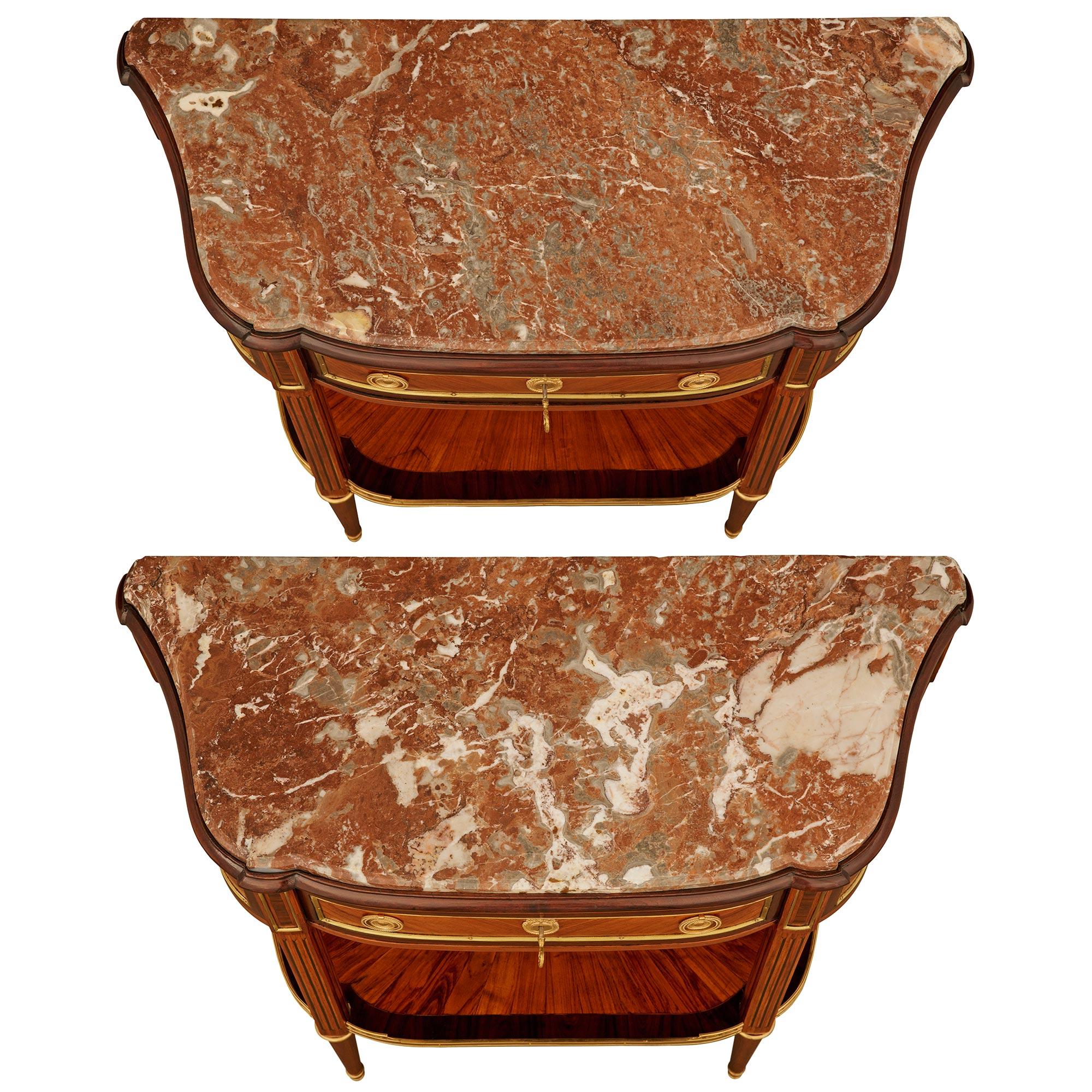 Pareja de consolas francesas del siglo XVIII de madera de tulipán, kingwood, ormolu y mármol en venta 2