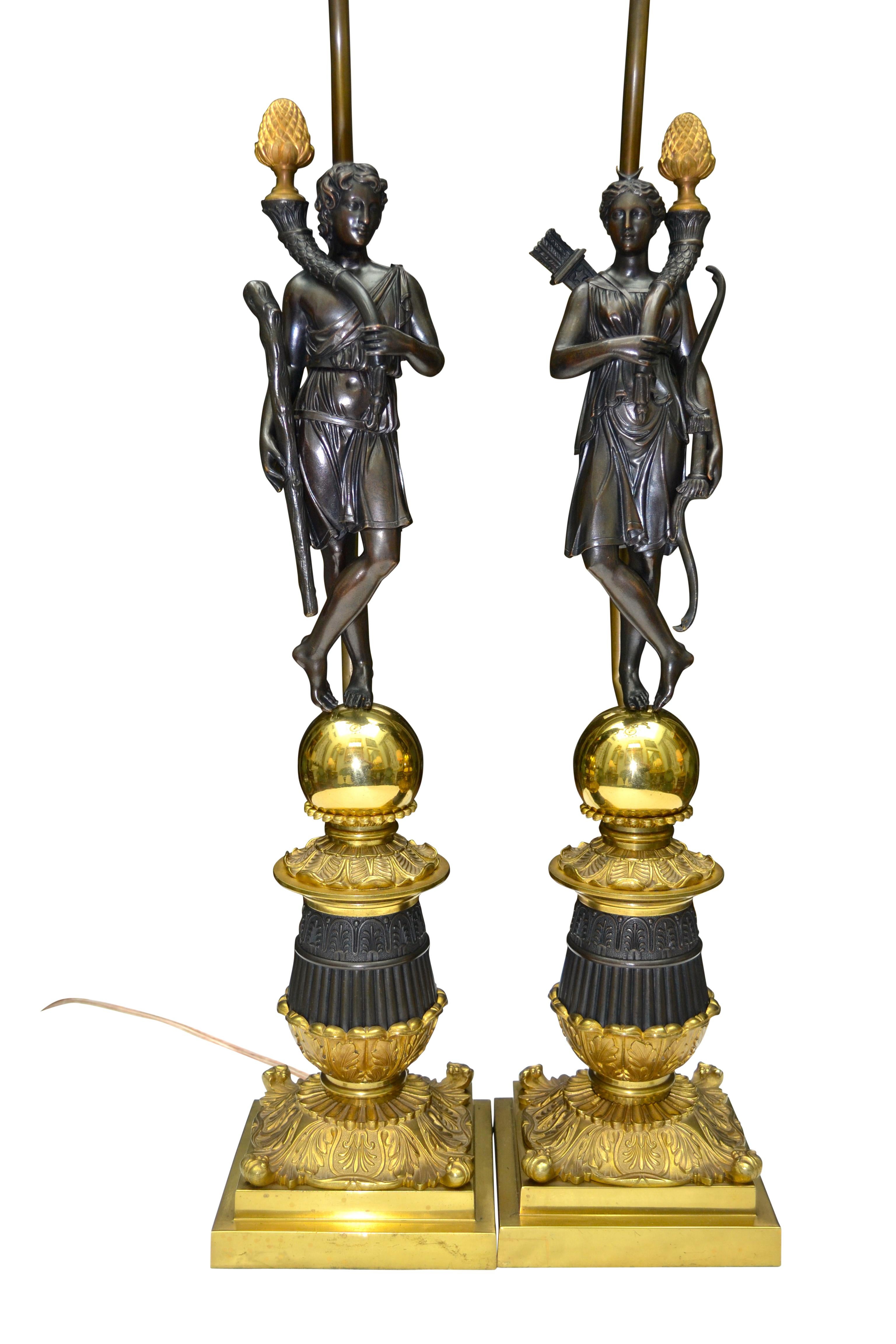 Restauration Paire de lampes néoclassiques françaises du XIXe siècle en bronze figuratif en vente