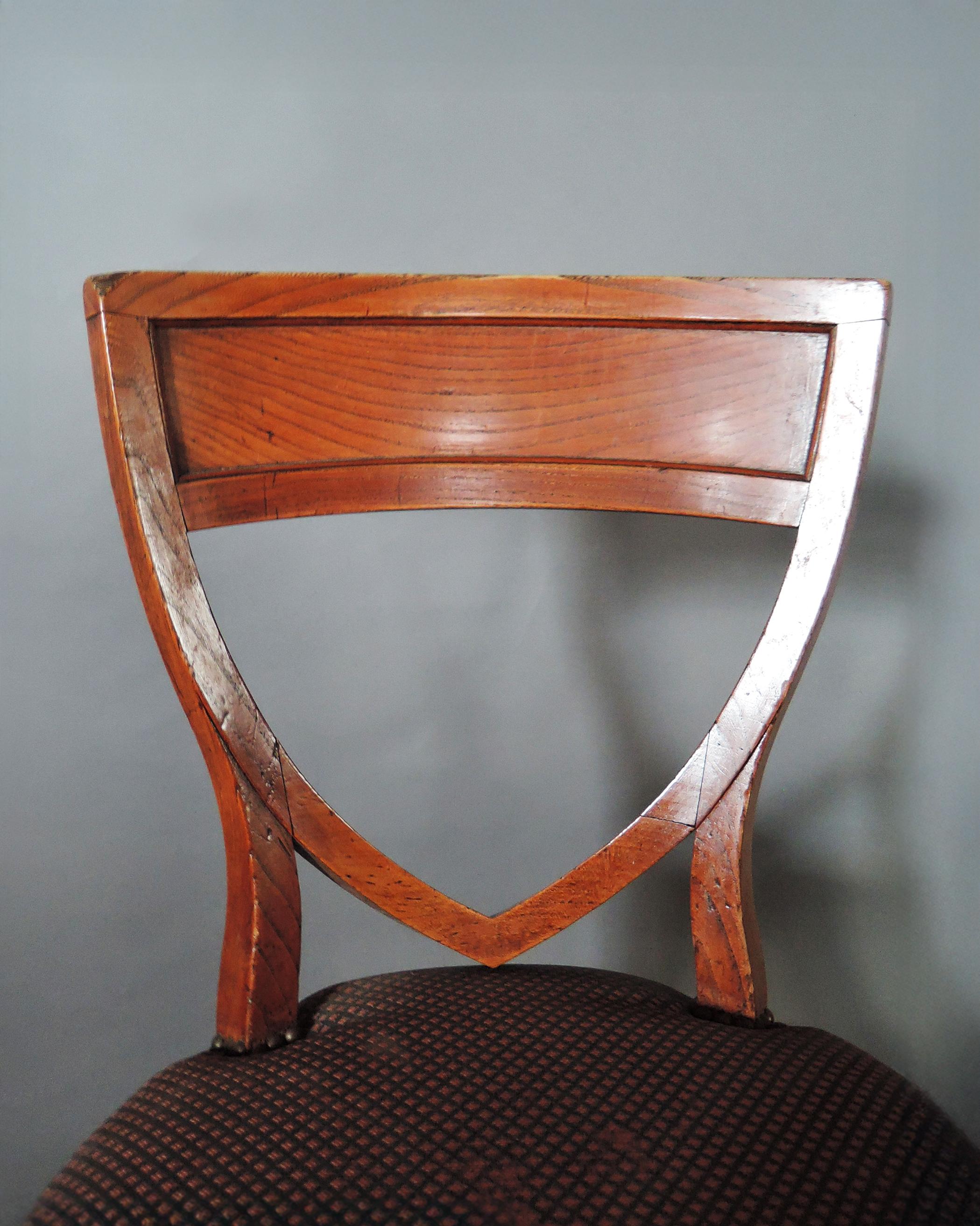 Un par de sillas de comedor neoclásicas francesas de 1940 mediados del siglo XX en venta