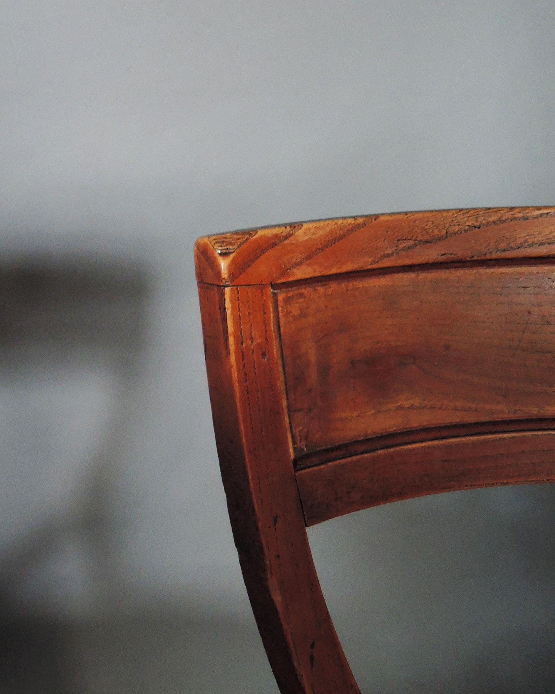 Un par de sillas de comedor neoclásicas francesas de 1940 Olmo en venta