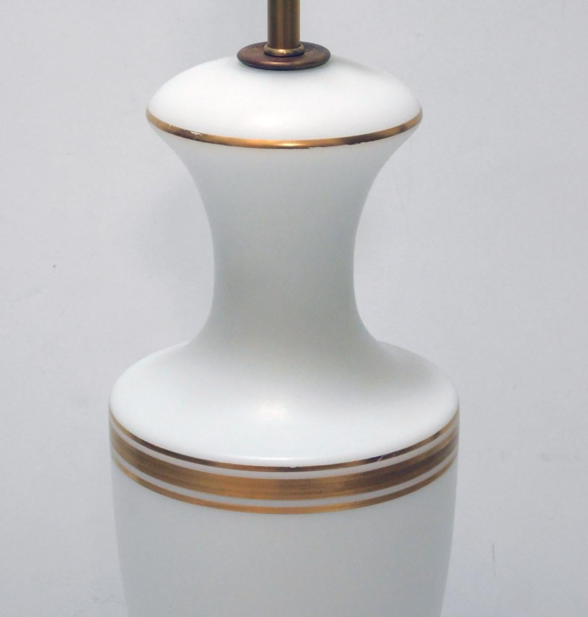 Milieu du XXe siècle Paire de lampes françaises des années 1960 en verre dépoli blanc avec rehauts dorés en vente