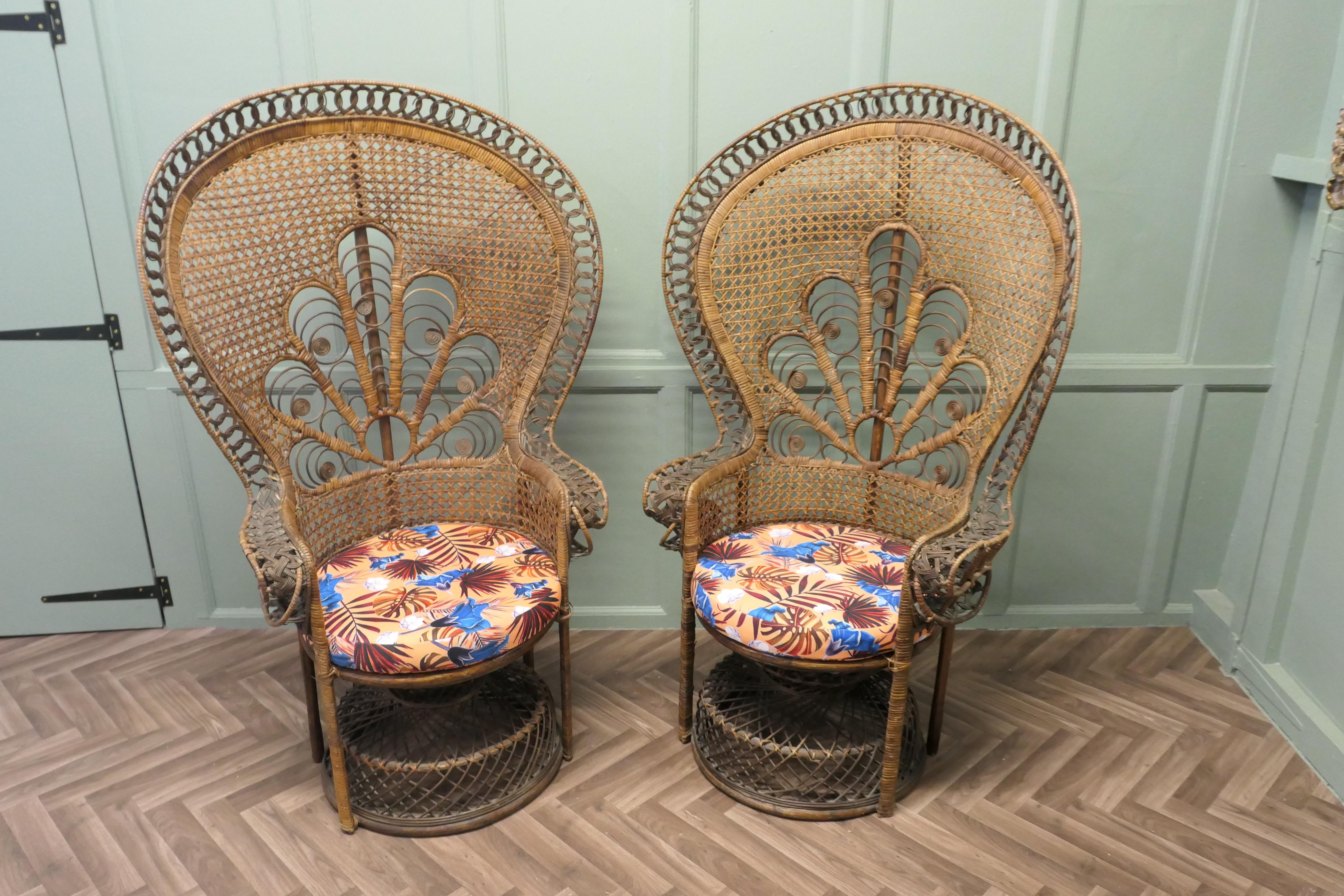 Romantico Coppia di poltrone trono in bambù intrecciato francese del 1960 con pavone in vendita