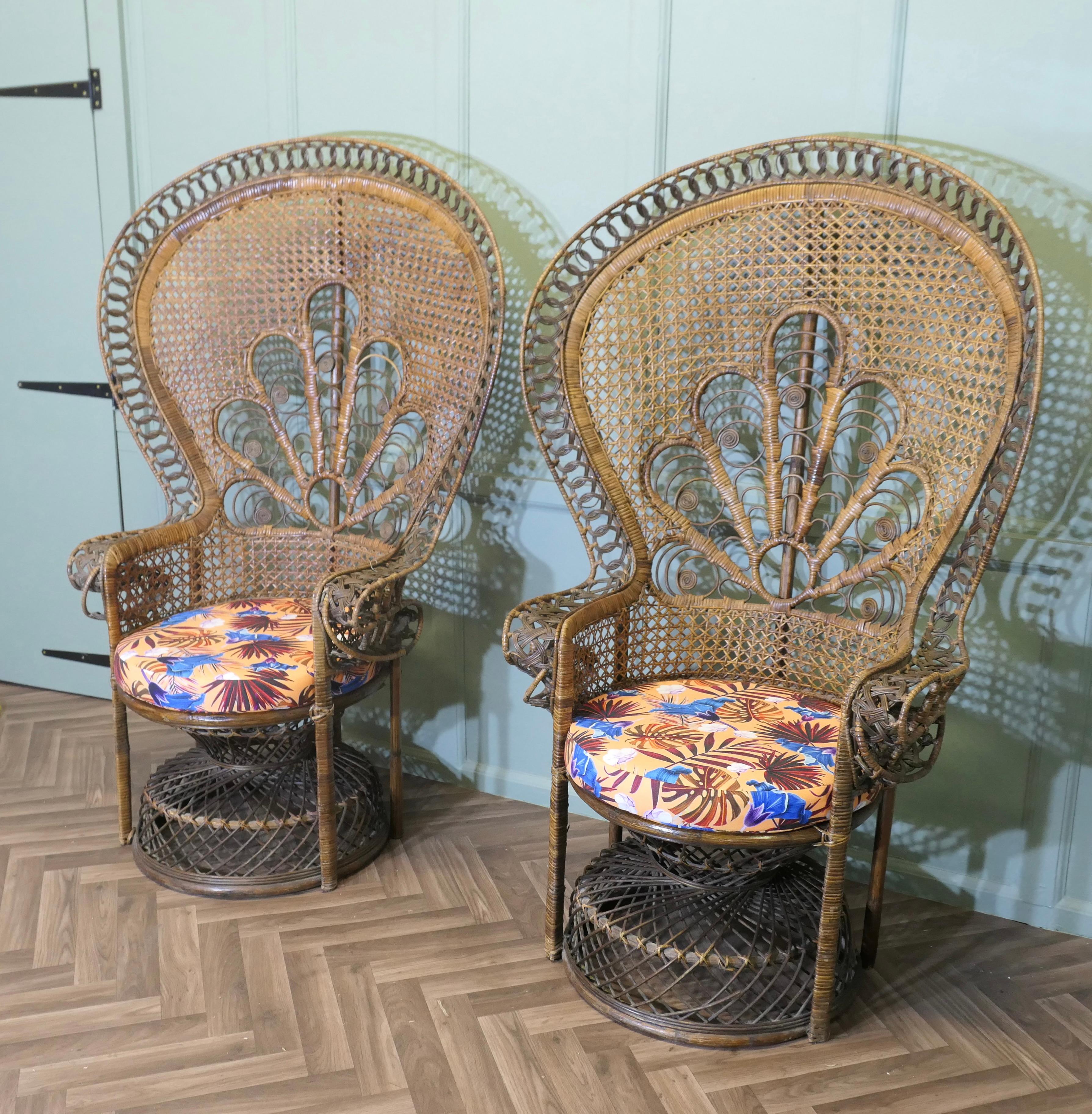 Rattan Coppia di poltrone trono in bambù intrecciato francese del 1960 con pavone in vendita