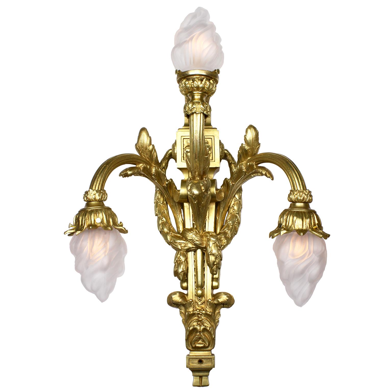 Ein feines Paar französischer Empire-Revival-Stil des 19. und 20. Jahrhunderts mit drei vergoldeten Bronzewandlampen (Wandleuchten). Die Wandkonsolen aus vergoldeter Bronze sind jeweils mit drei verschnörkelten Lichtarmen versehen, von denen zwei