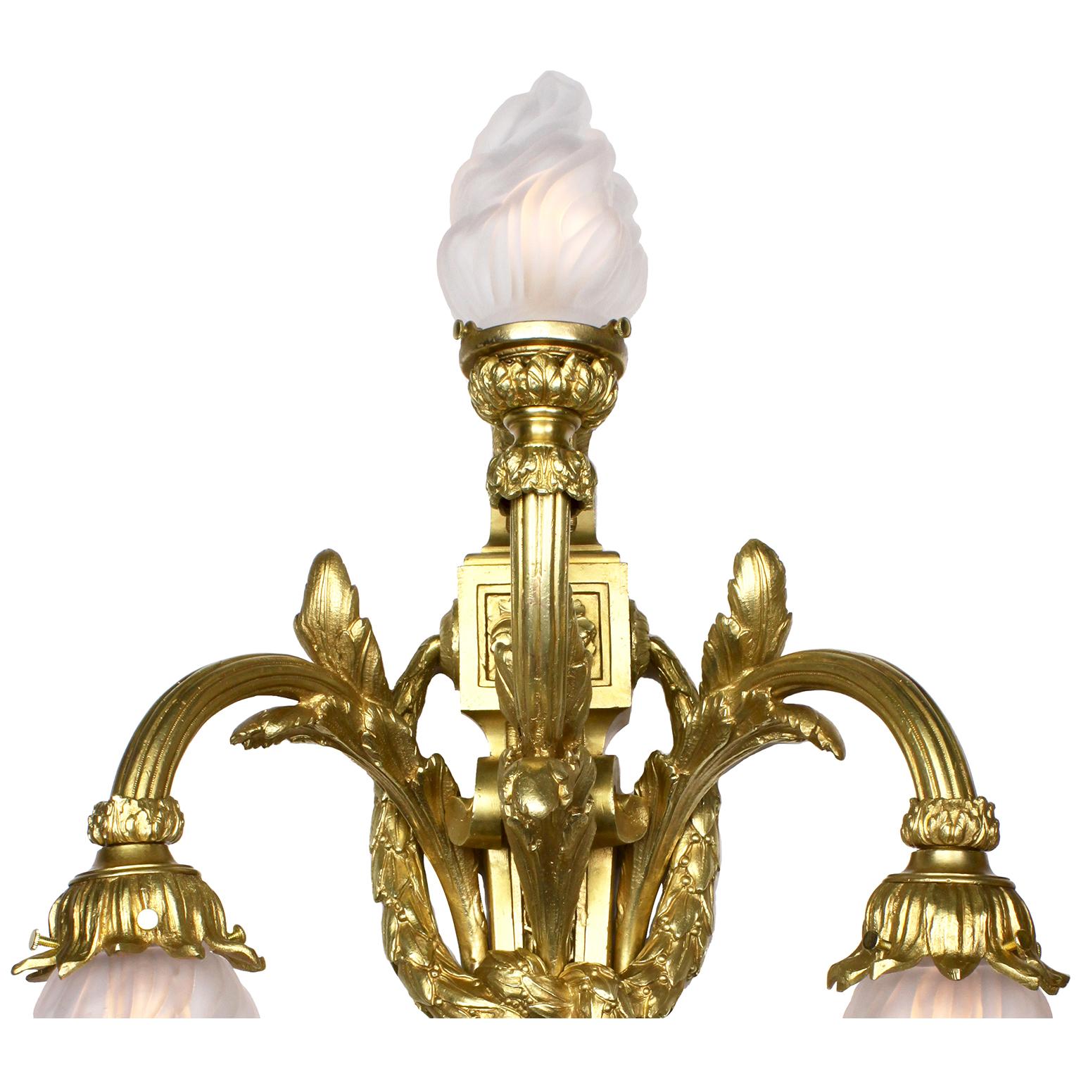 Paar französische 3-flammige Wandleuchter aus vergoldeter Bronze im Empire-Stil des 19./20. Jahrhunderts (Empire Revival) im Angebot