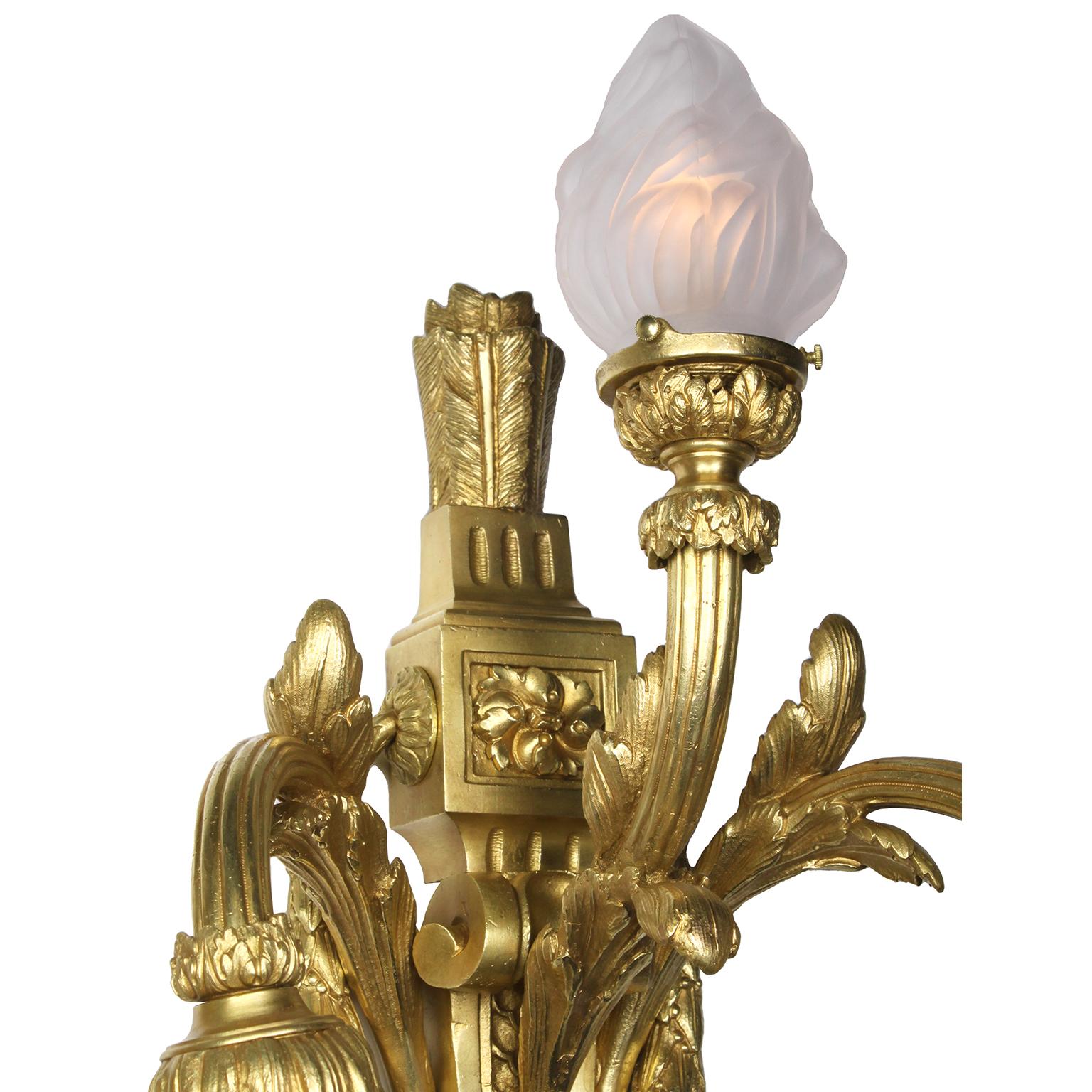 Paar französische 3-flammige Wandleuchter aus vergoldeter Bronze im Empire-Stil des 19./20. Jahrhunderts im Zustand „Gut“ im Angebot in Los Angeles, CA