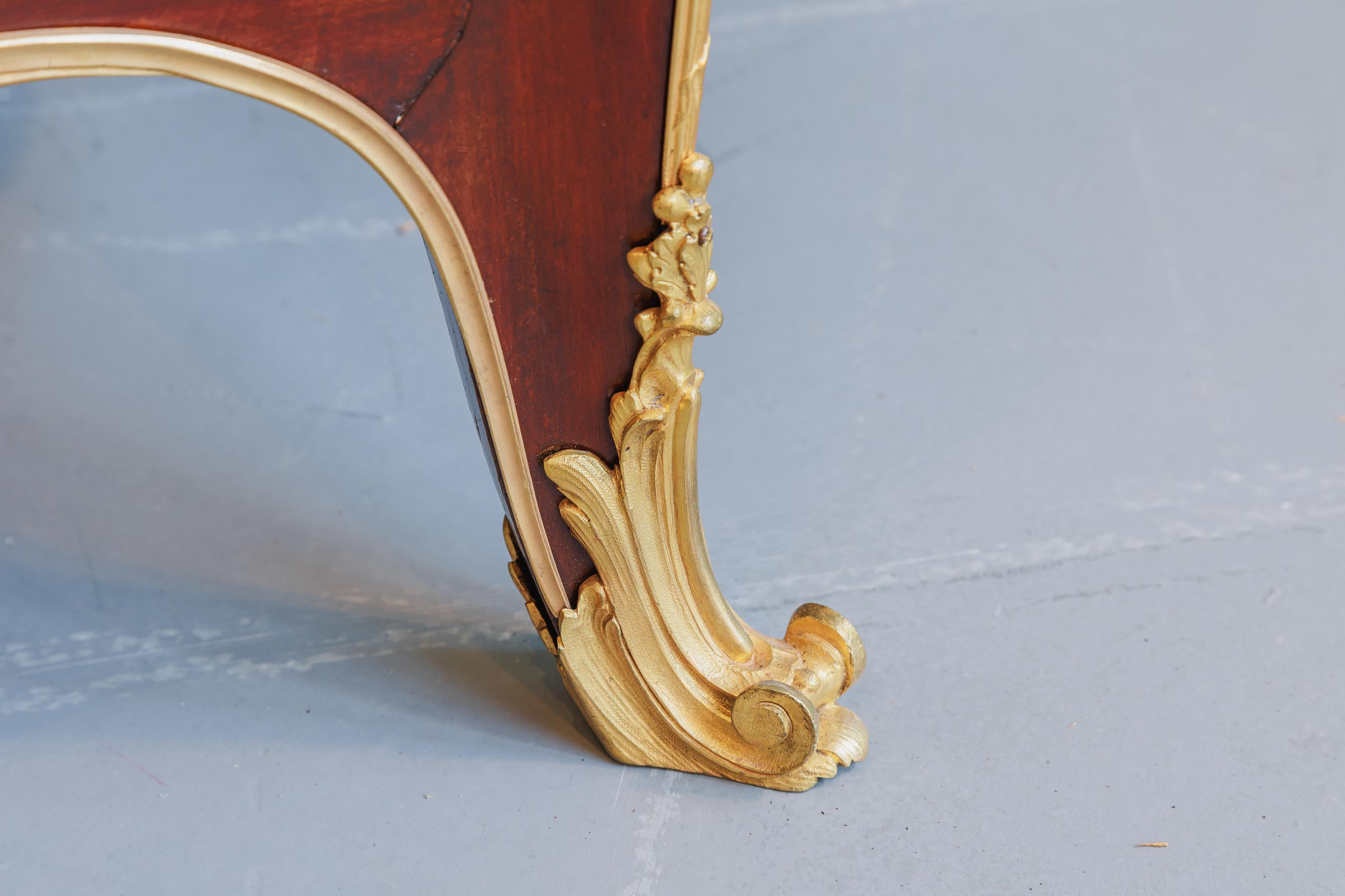 Belle Époque A  Paire de commodes françaises du 19ème siècle en acajou et bronze doré par F. Linke en vente
