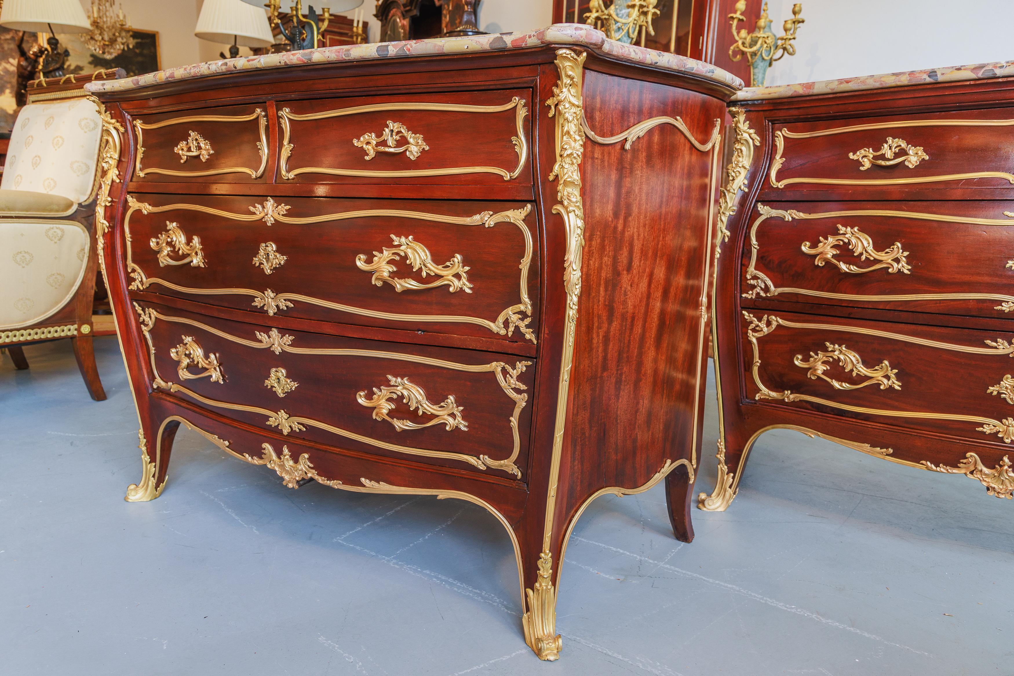 A  pair of French 19th c mahogany and gilt bronze mounted commodes by F. Linke In Good Condition For Sale In Dallas, TX