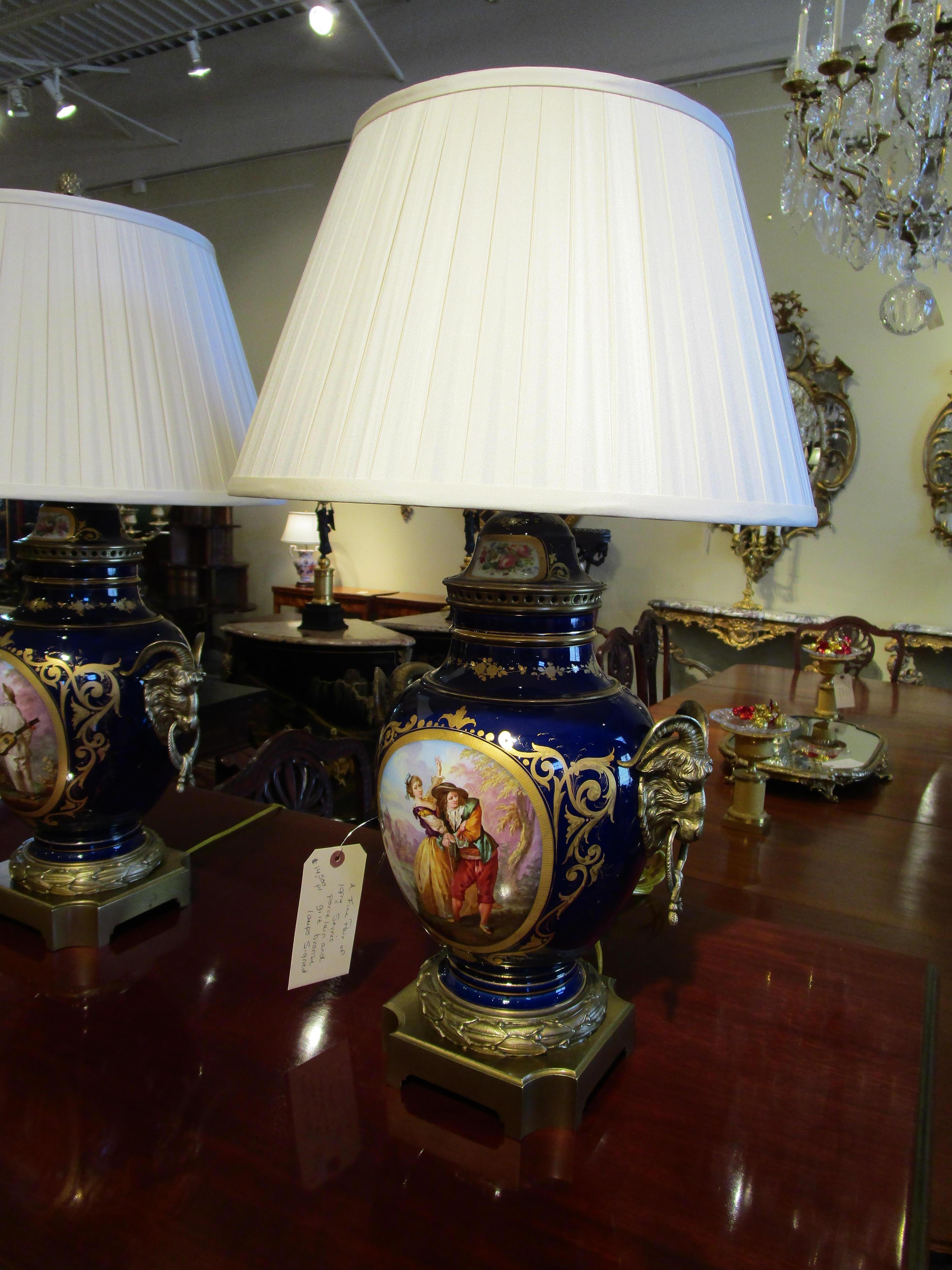 Paire de lampes françaises du 19ème siècle en porcelaine bleu cobalt de Sevre et bronze doré en vente 2