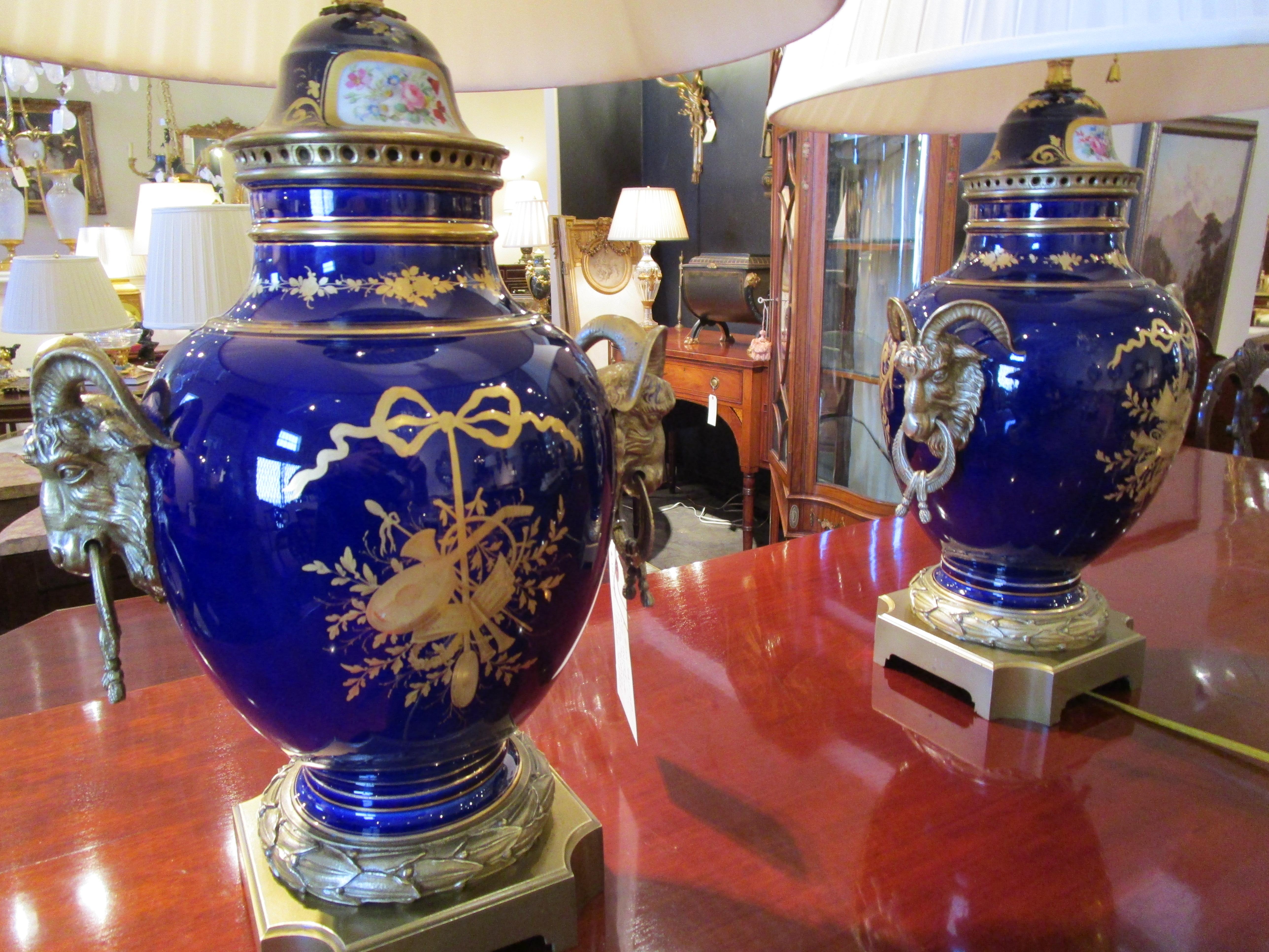 Bronze Paire de lampes françaises du 19ème siècle en porcelaine bleu cobalt de Sevre et bronze doré en vente