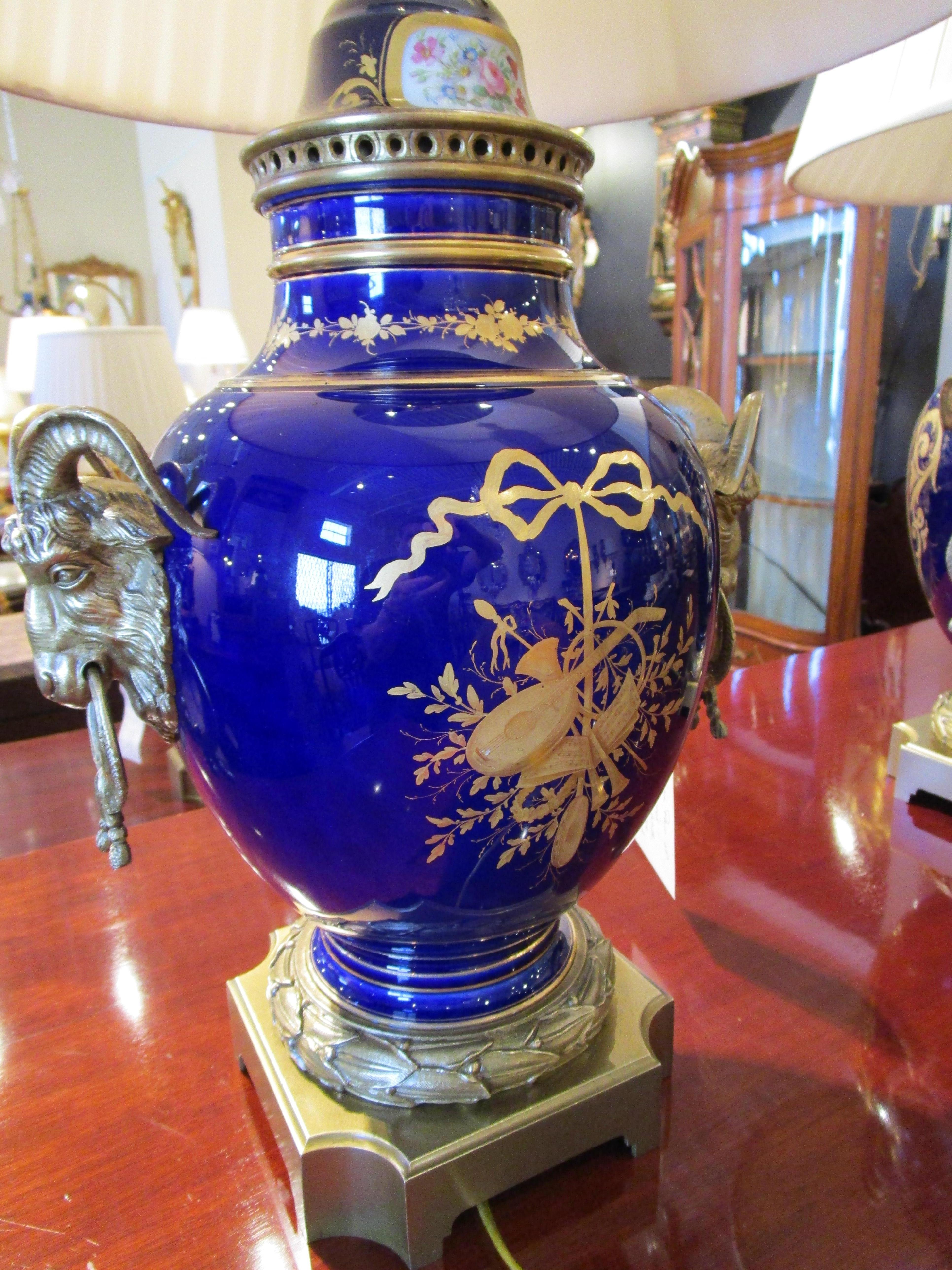 Paire de lampes françaises du 19ème siècle en porcelaine bleu cobalt de Sevre et bronze doré en vente 1