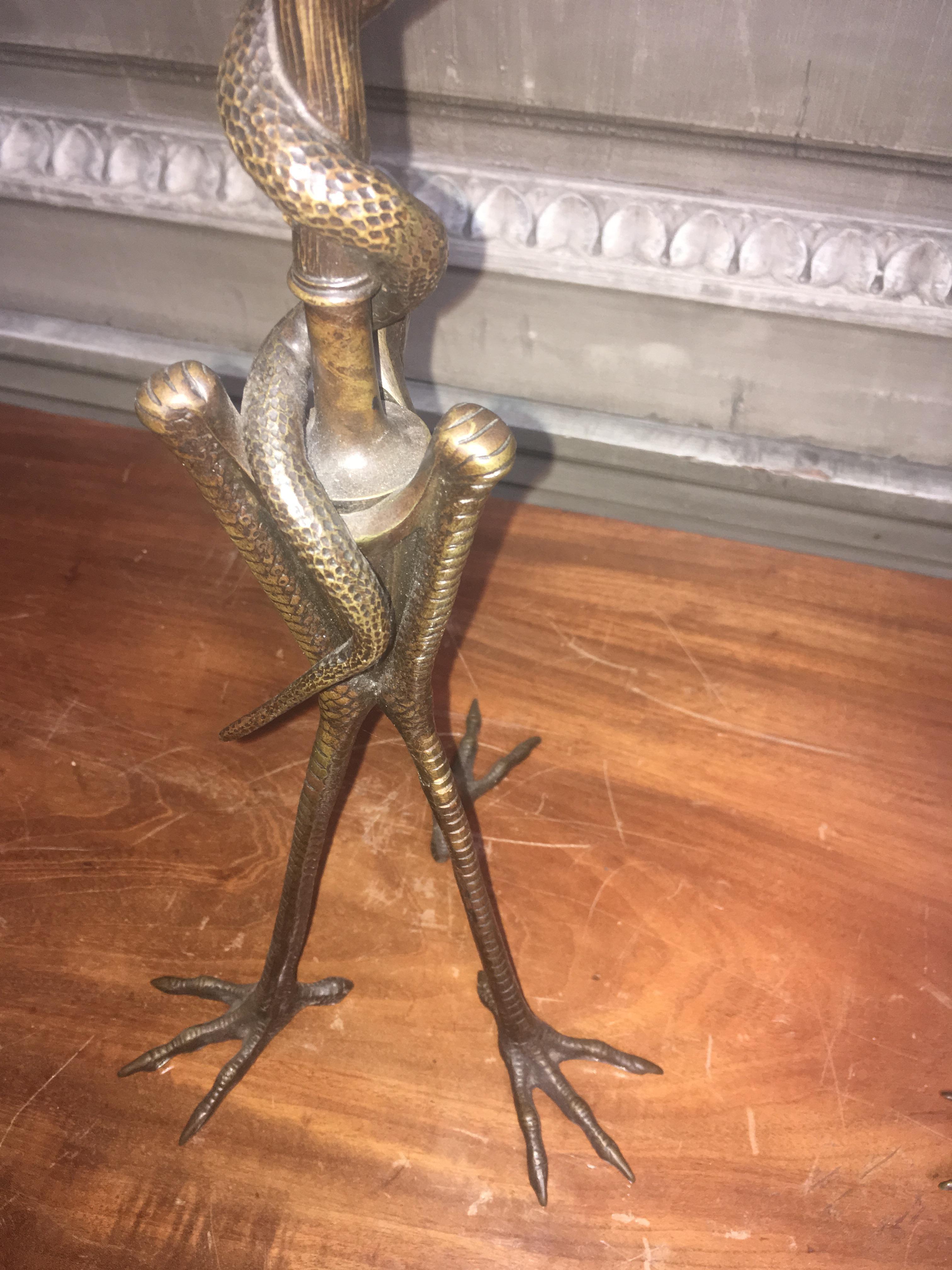 Coppia di candelabri francesi del XIX secolo in bronzo con motivo animale In condizioni buone in vendita a Dallas, TX