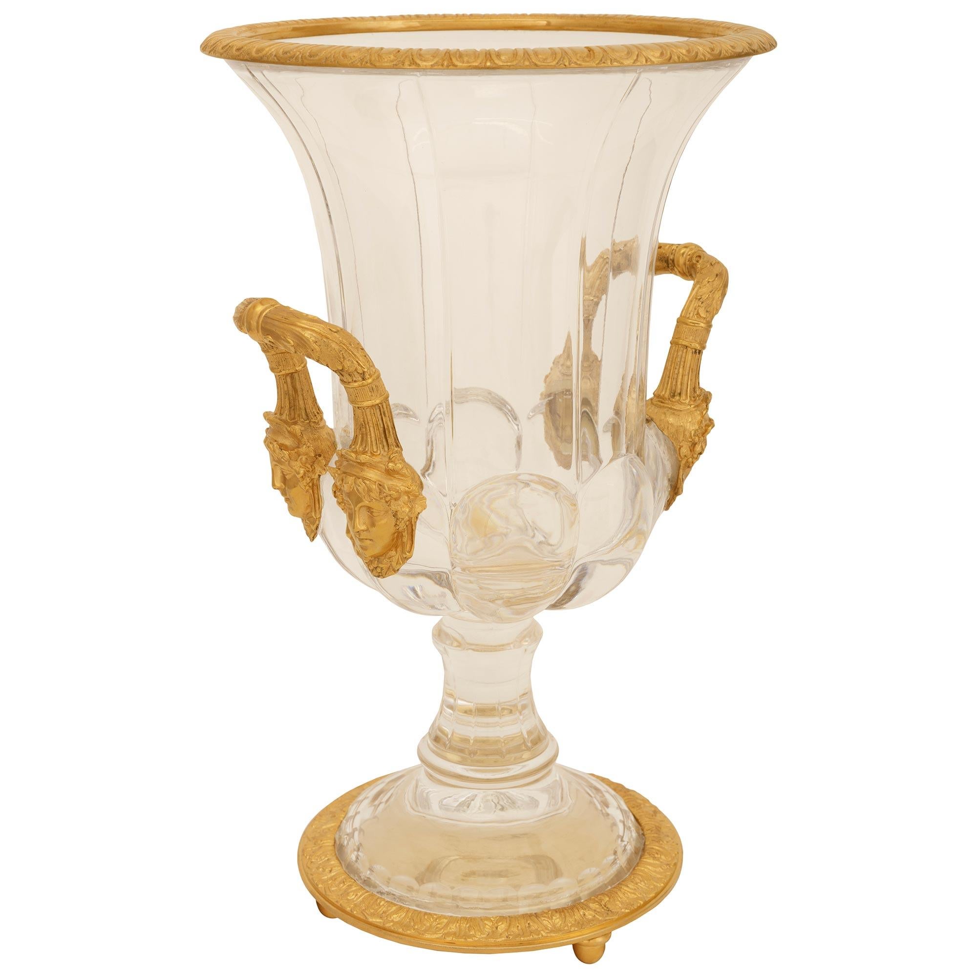 Carlo X Coppia di urne in cristallo e ormolu di Charles X st. del XIX secolo in Francia in vendita