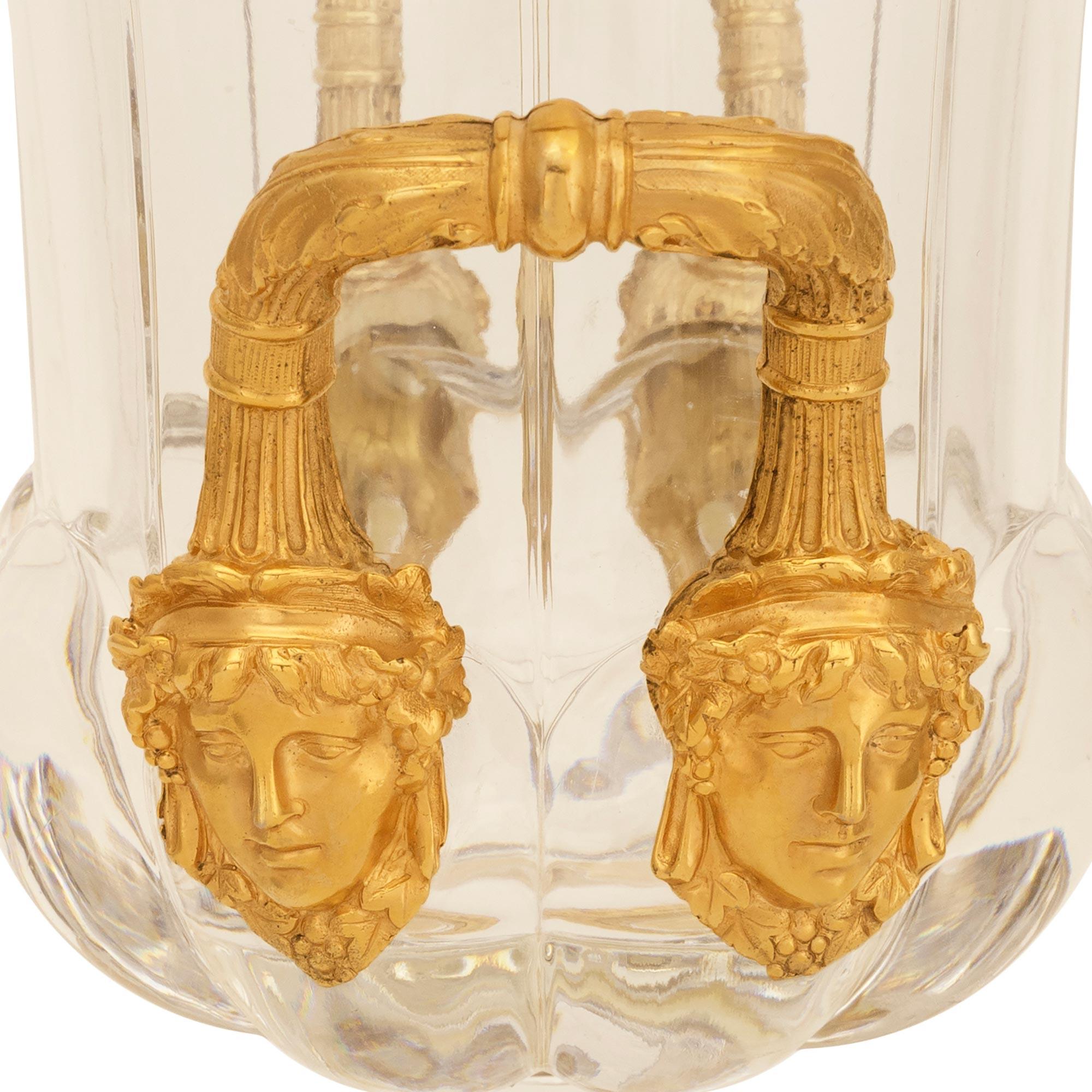 Coppia di urne in cristallo e ormolu di Charles X st. del XIX secolo in Francia in vendita 1