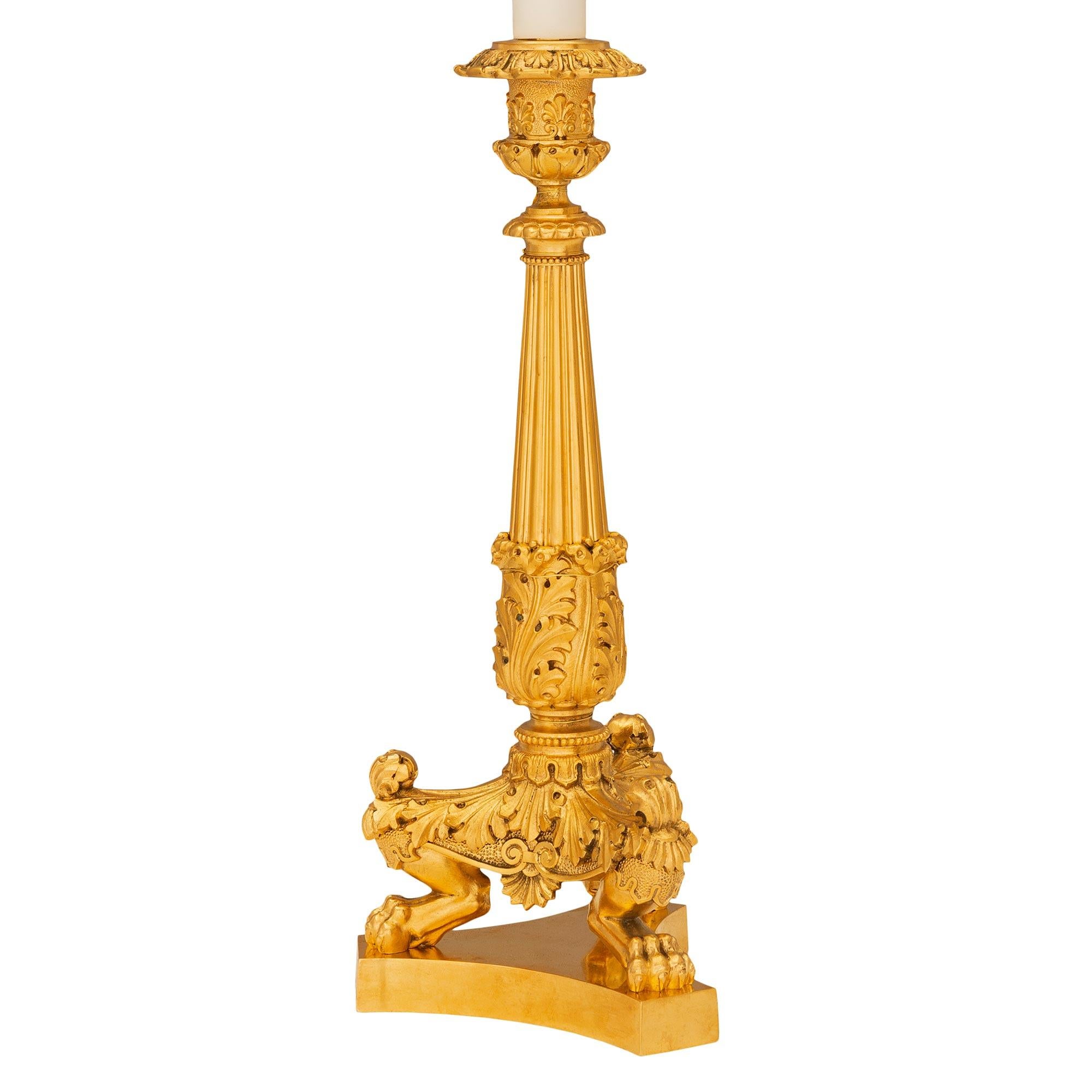 Carlo X Coppia di lampade a candelabro in ormolu di St. Charles Charles del XIX secolo in vendita