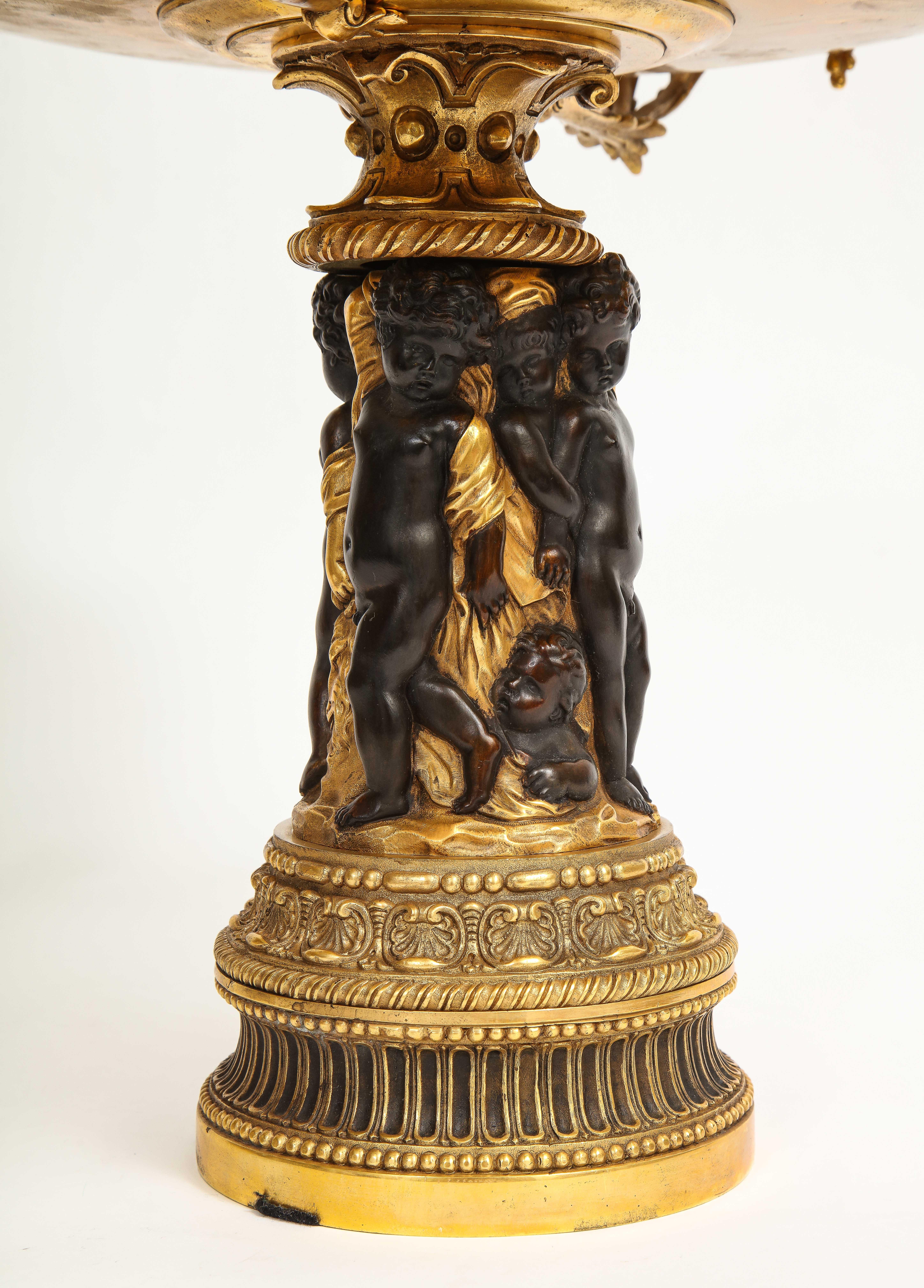 Fin du XIXe siècle Paire de tazzas françaises du 19ème siècle en bronze doré et patiné avec poignée en putti en vente
