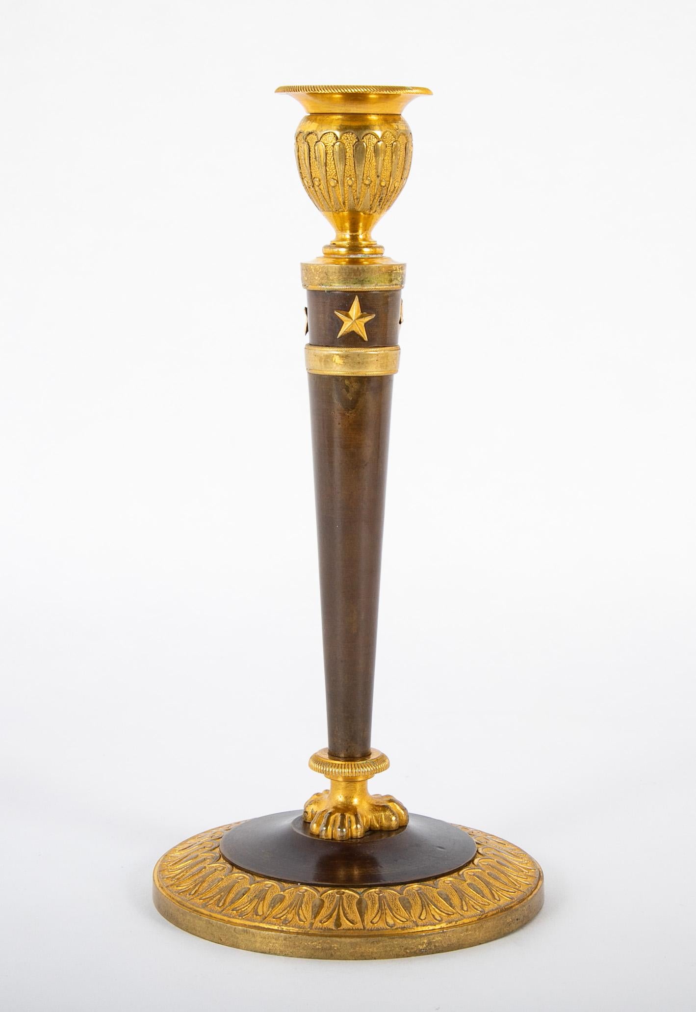 Ein Paar französischer vergoldeter und bronzener Empire-Kerzenleuchter aus dem 19.