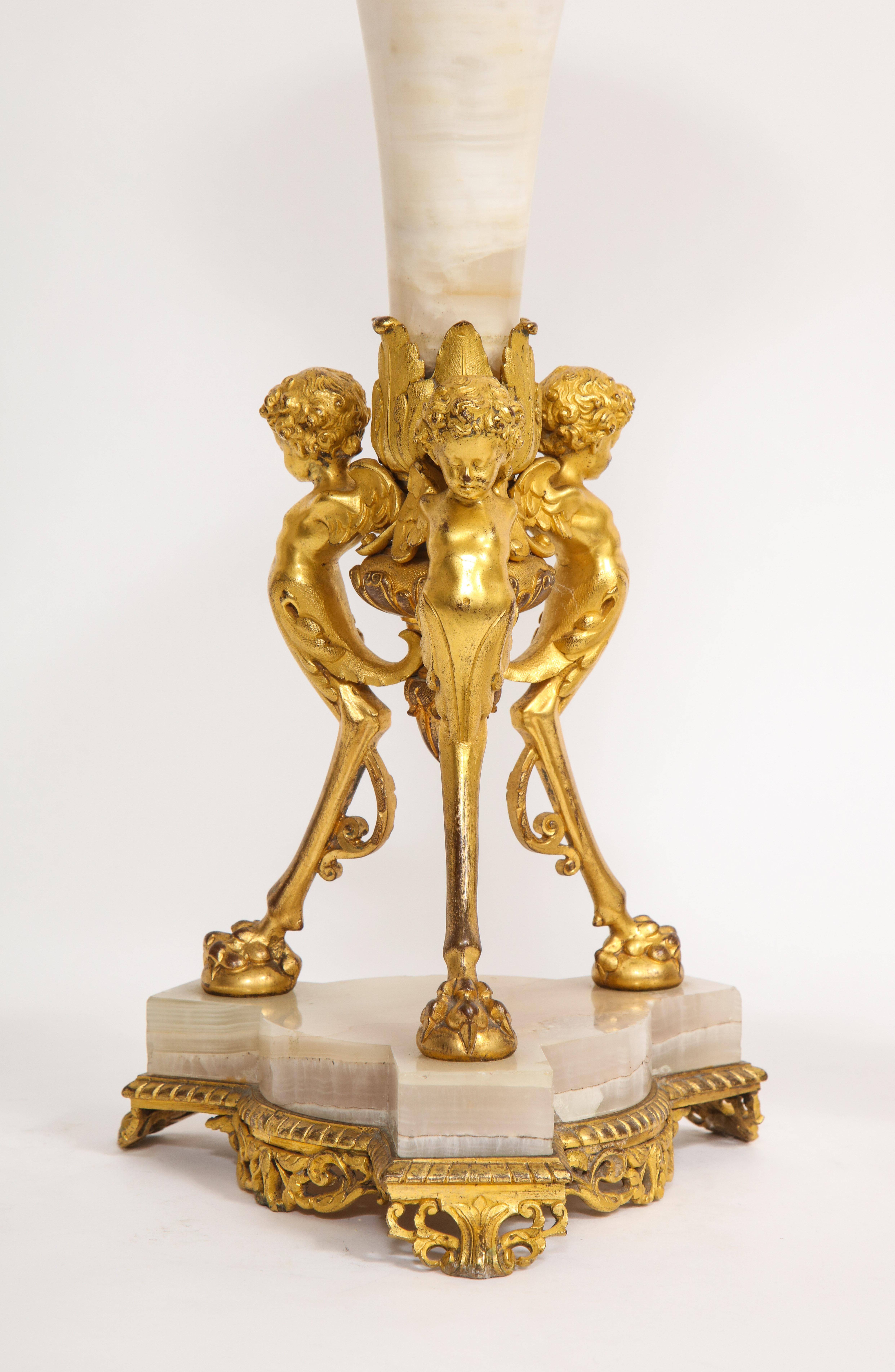 Paire de figurines françaises du 19ème siècle en bronze doré, Mntd. Vases trompettes en albâtre en vente 3