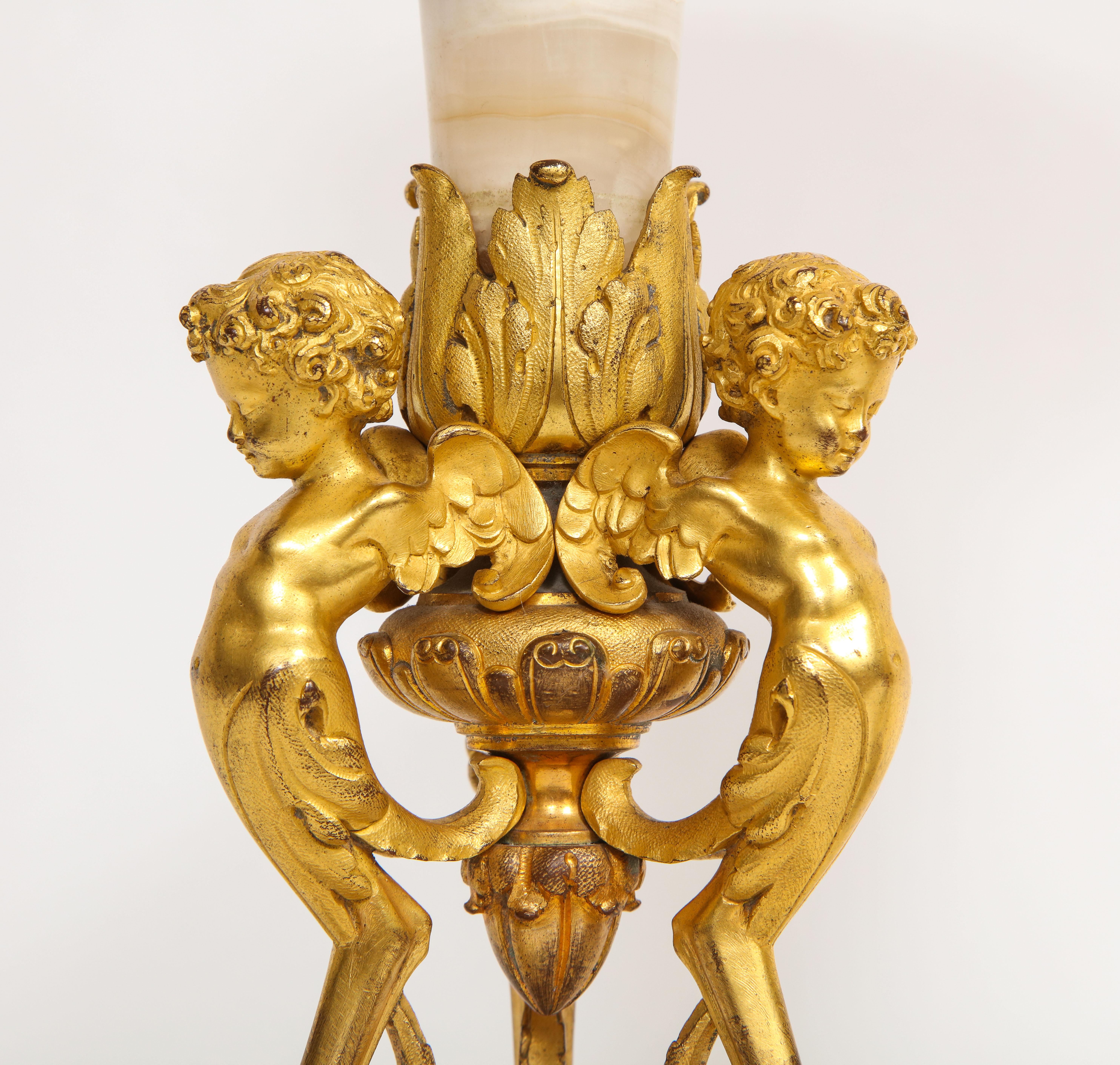 Paire de figurines françaises du 19ème siècle en bronze doré, Mntd. Vases trompettes en albâtre en vente 4