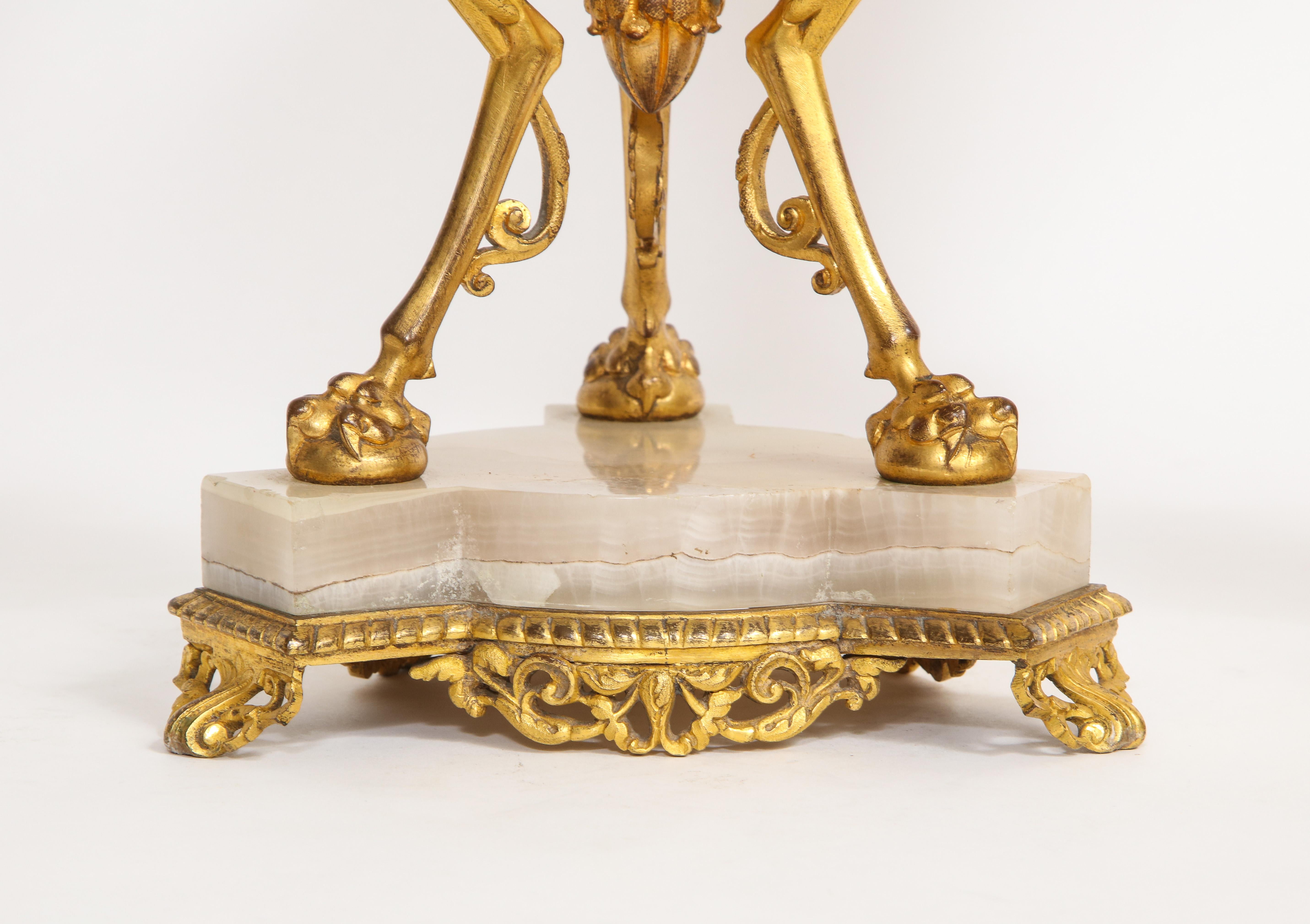 Paire de figurines françaises du 19ème siècle en bronze doré, Mntd. Vases trompettes en albâtre en vente 5