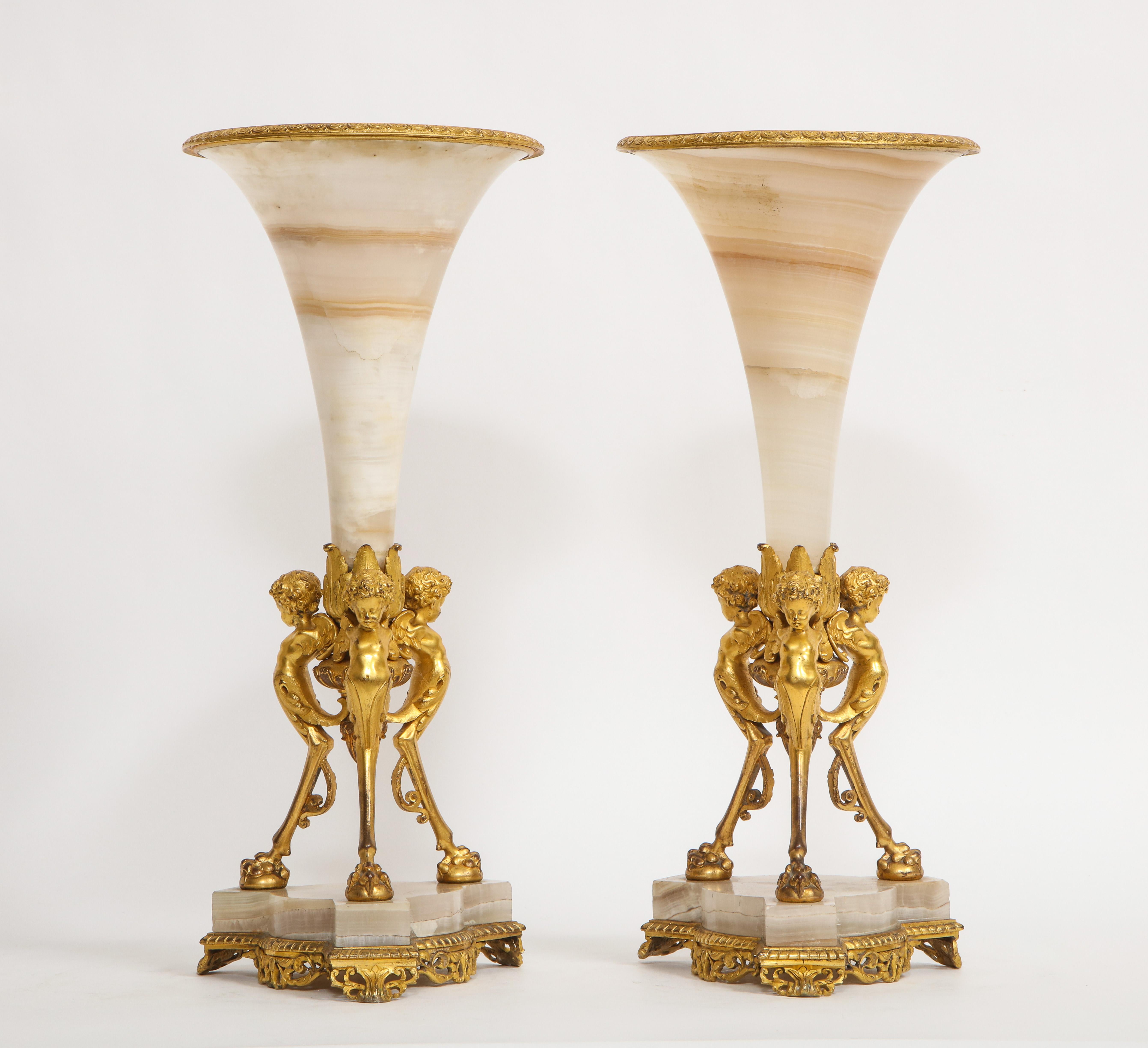 Français Paire de figurines françaises du 19ème siècle en bronze doré, Mntd. Vases trompettes en albâtre en vente