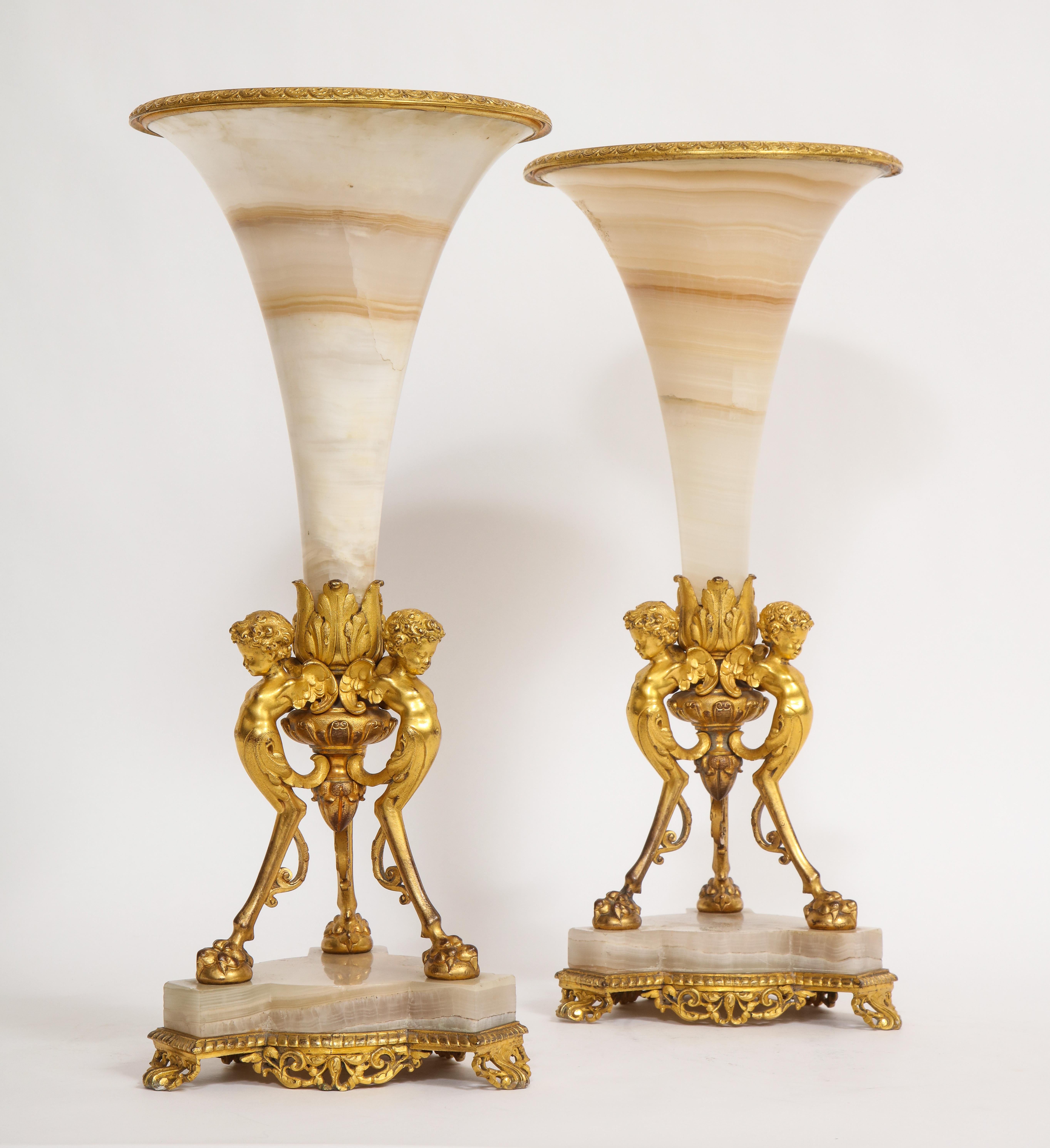 Doré Paire de figurines françaises du 19ème siècle en bronze doré, Mntd. Vases trompettes en albâtre en vente