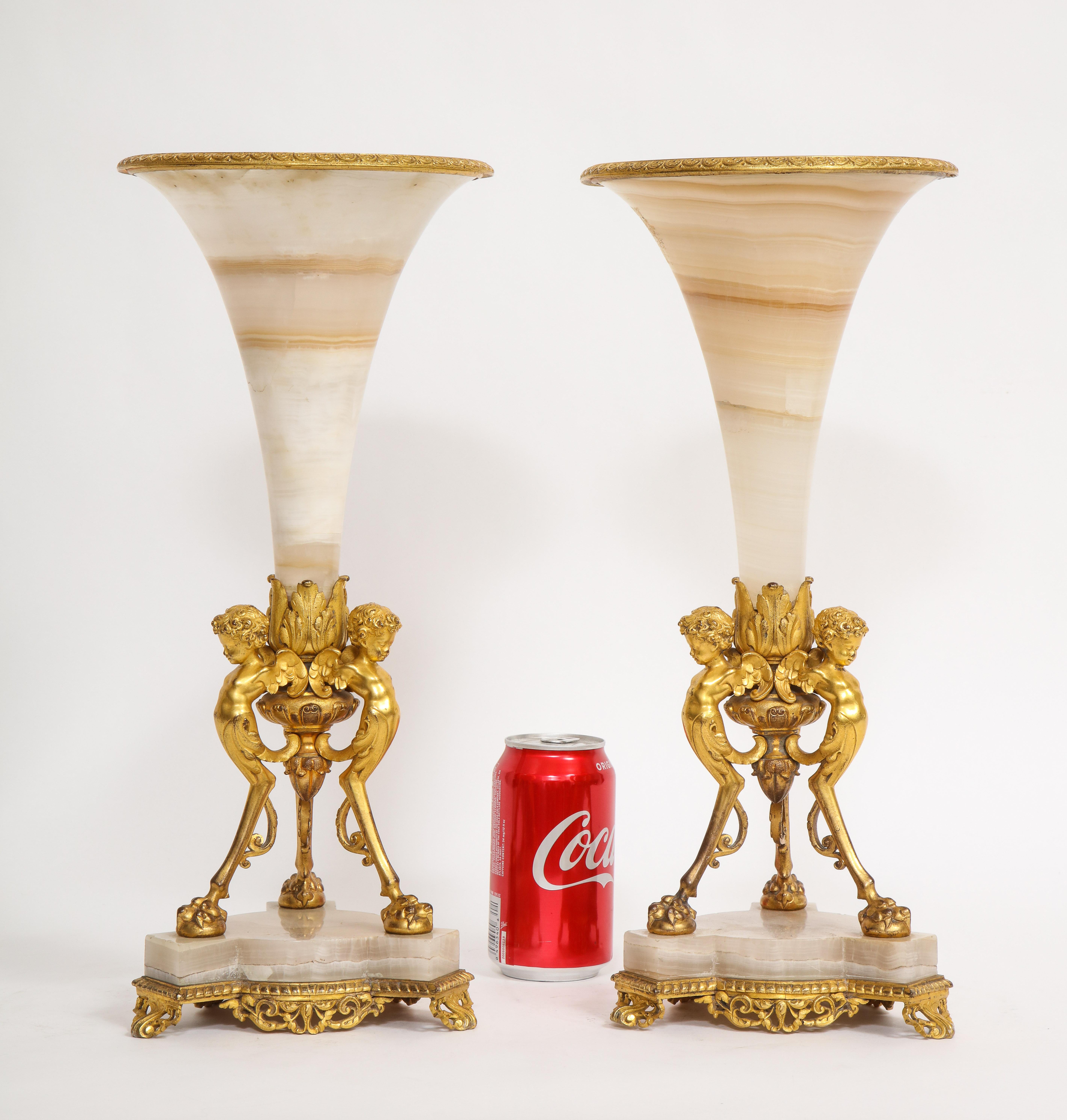 Paire de figurines françaises du 19ème siècle en bronze doré, Mntd. Vases trompettes en albâtre Bon état - En vente à New York, NY