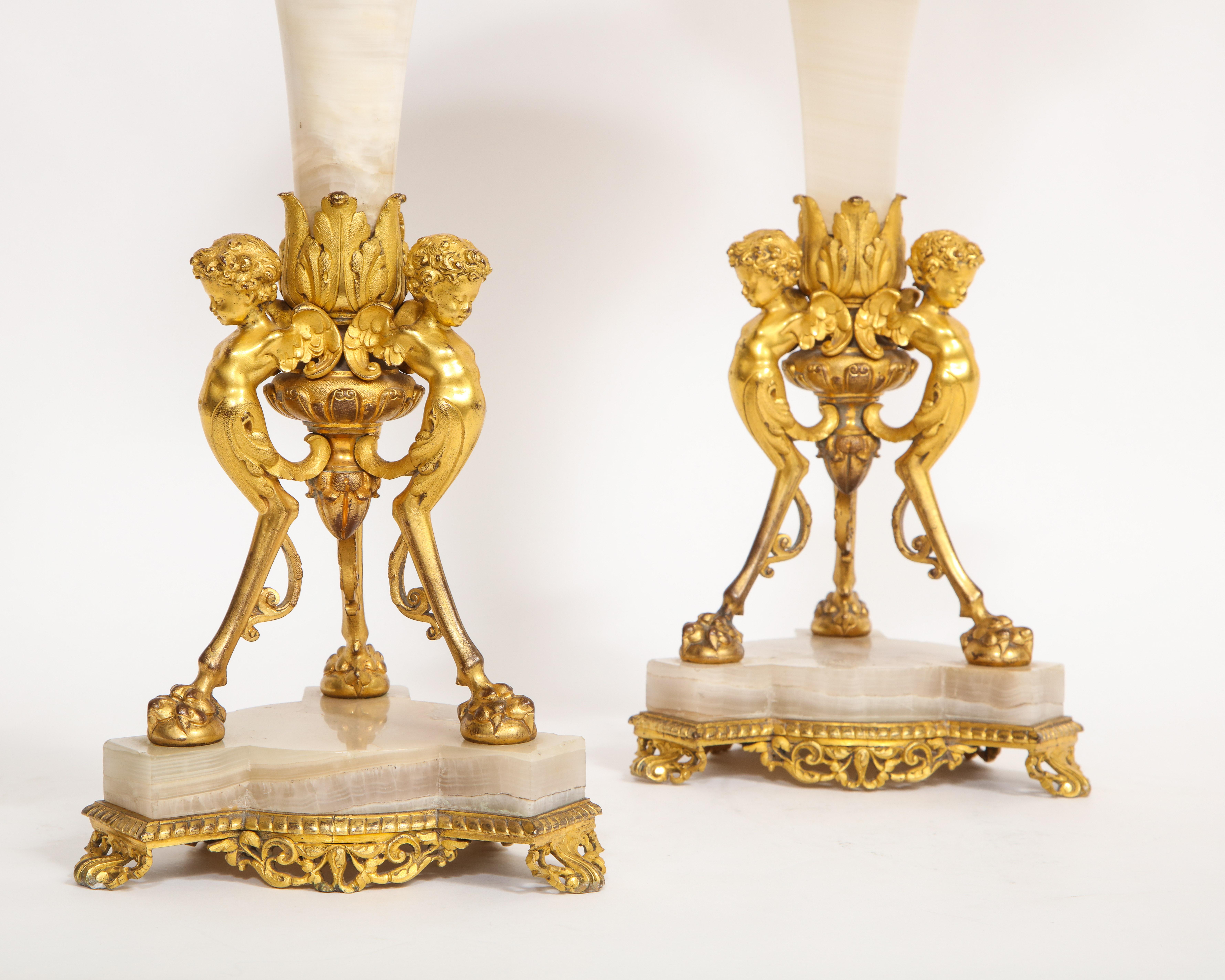 Albâtre Paire de figurines françaises du 19ème siècle en bronze doré, Mntd. Vases trompettes en albâtre en vente
