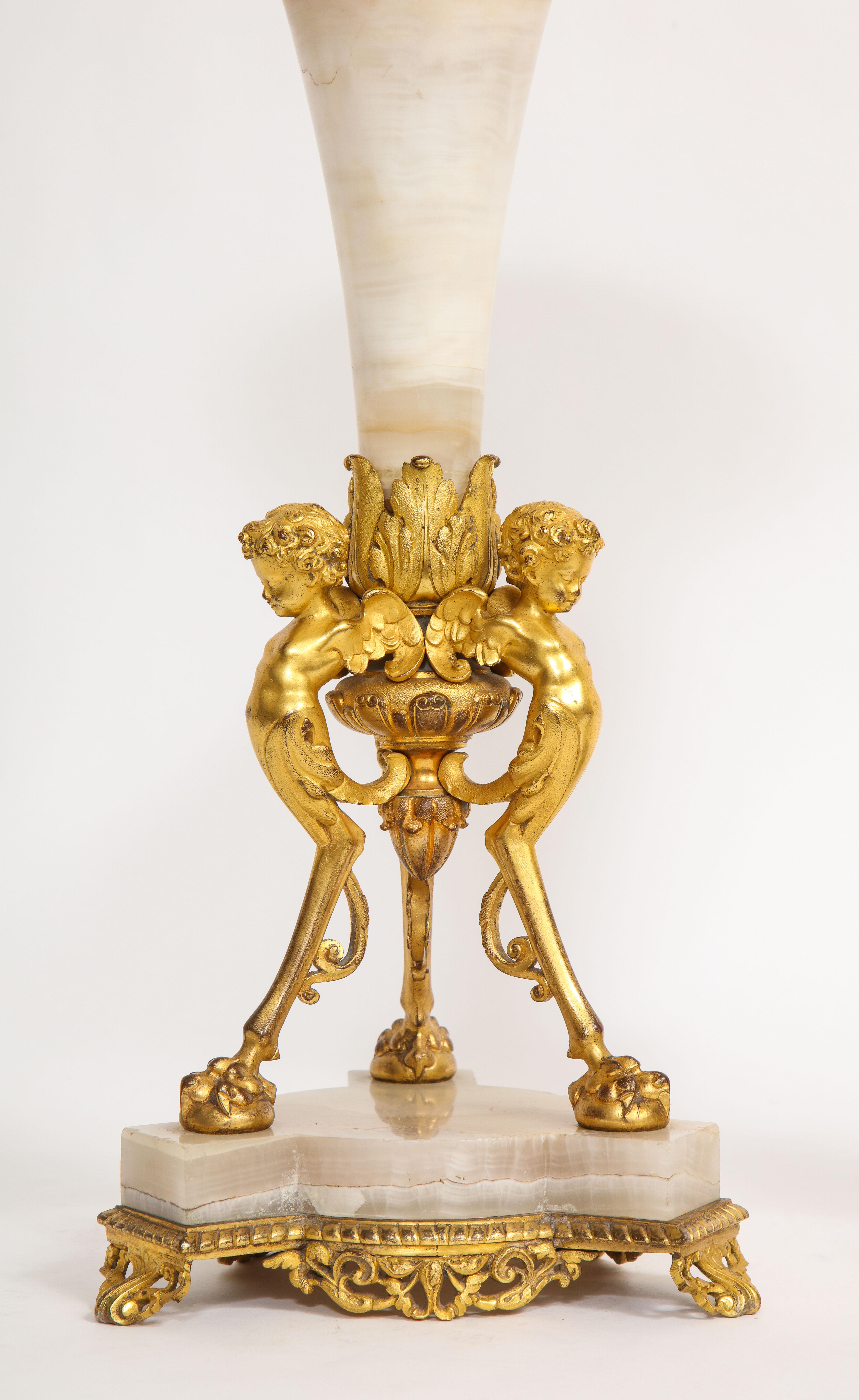 Paire de figurines françaises du 19ème siècle en bronze doré, Mntd. Vases trompettes en albâtre en vente 1
