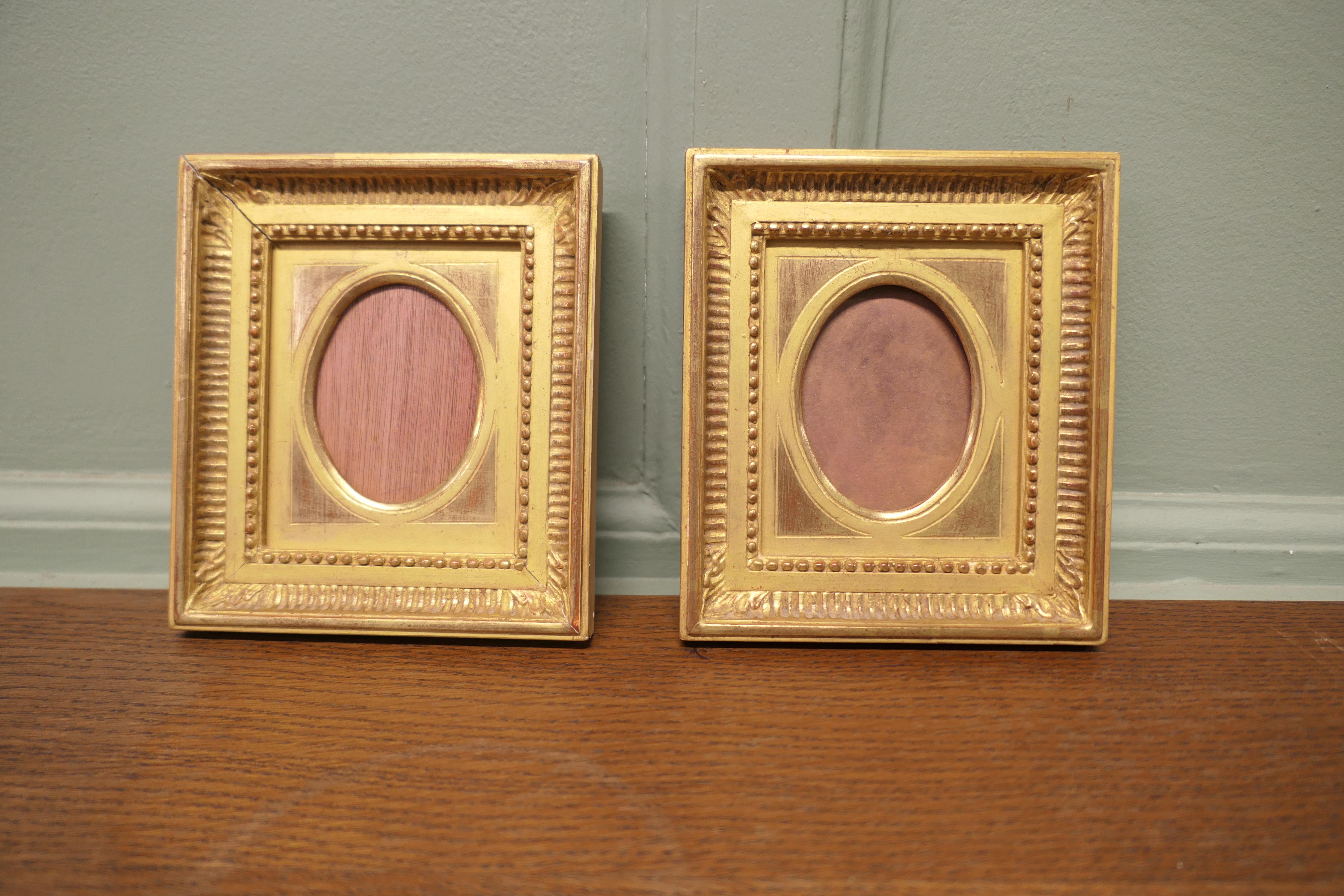 Coppia di cornici per miniature in foglia d'oro francesi del XIX secolo

Bellissimi pezzi, sagomati, modellati e dorati, usati in passato per mostrare due ritratti in miniatura, il retro di uno è stato sostituito, ma entrambi sono in ottime