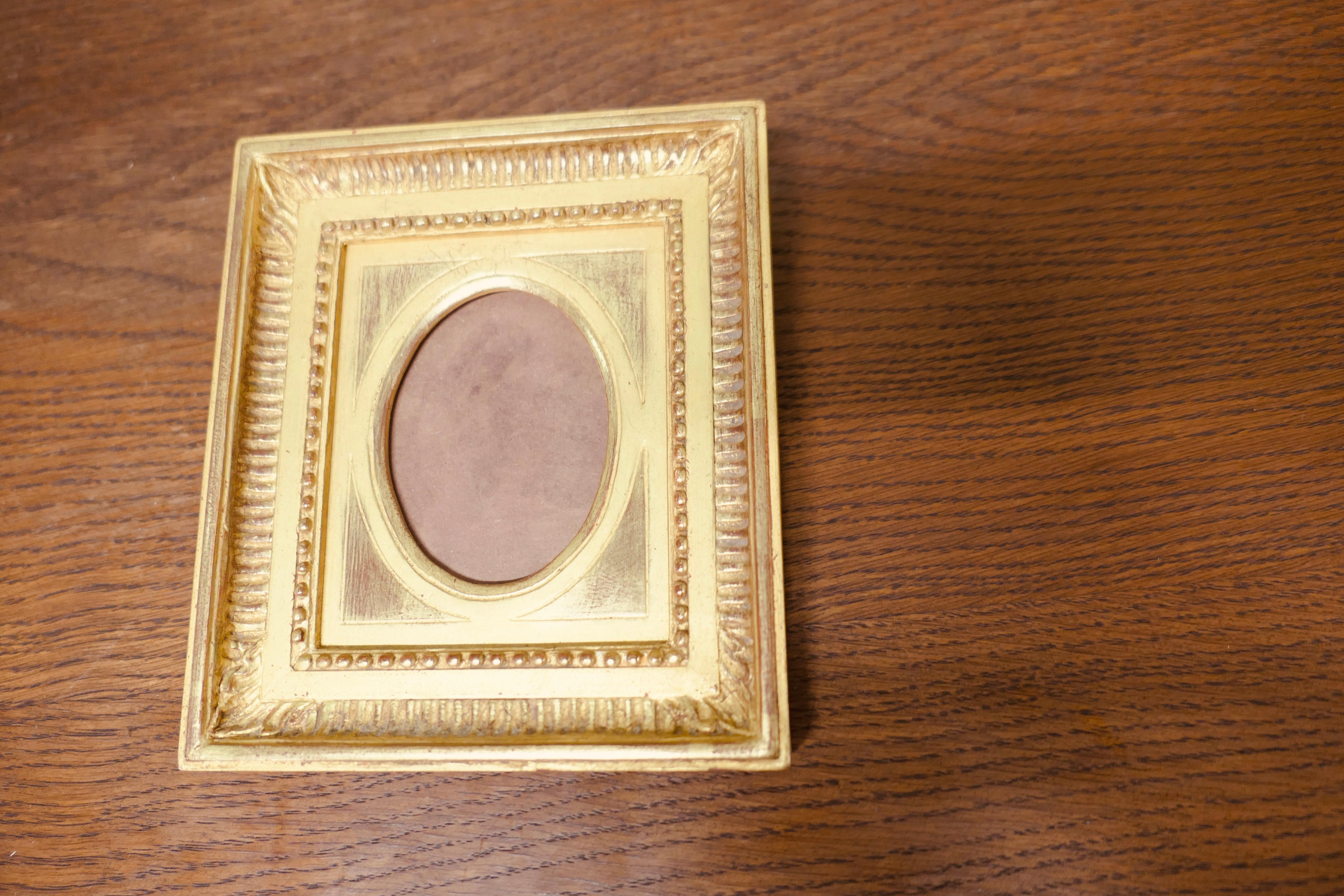 Foglia d’oro Coppia di cornici per miniature in foglia d'oro francesi del XIX secolo  Pezzi incantevoli in vendita