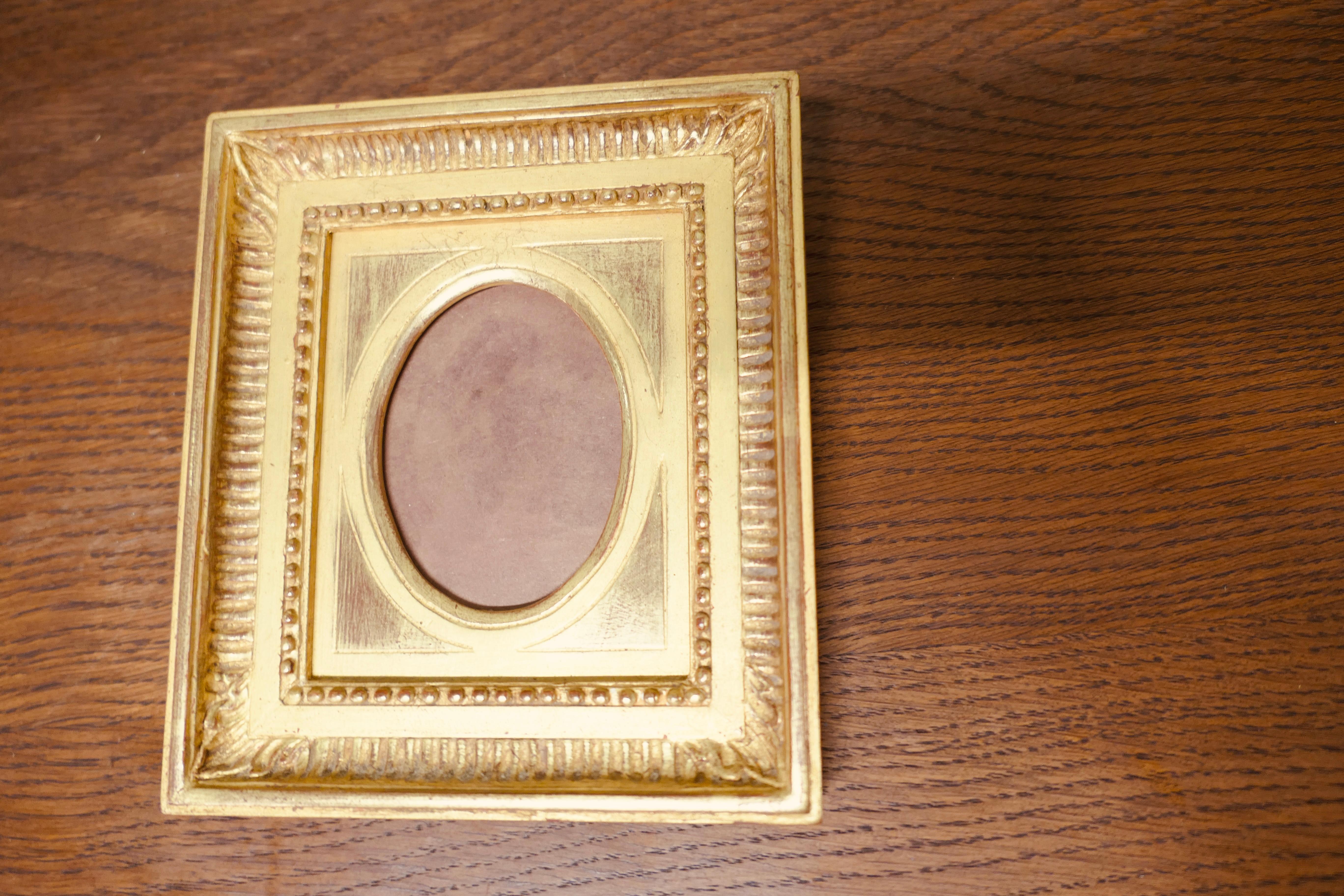 Coppia di cornici per miniature in foglia d'oro francesi del XIX secolo  Pezzi incantevoli in vendita 1