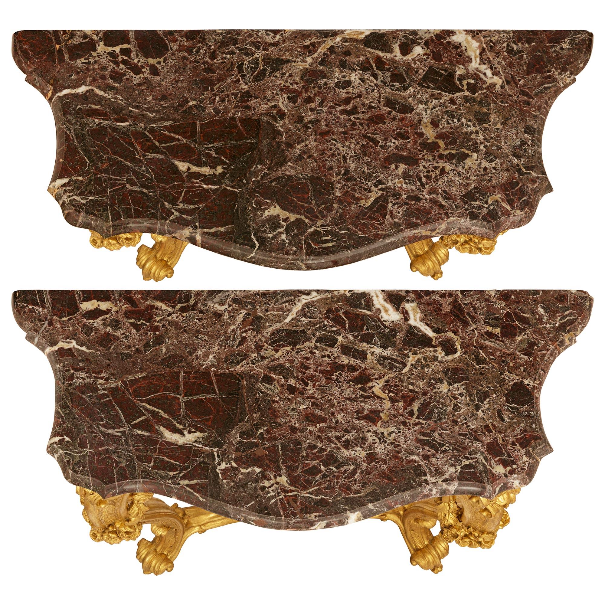 Pareja de consolas francesas del siglo XIX, estilo Luis XV, de madera dorada y mármol en venta 5