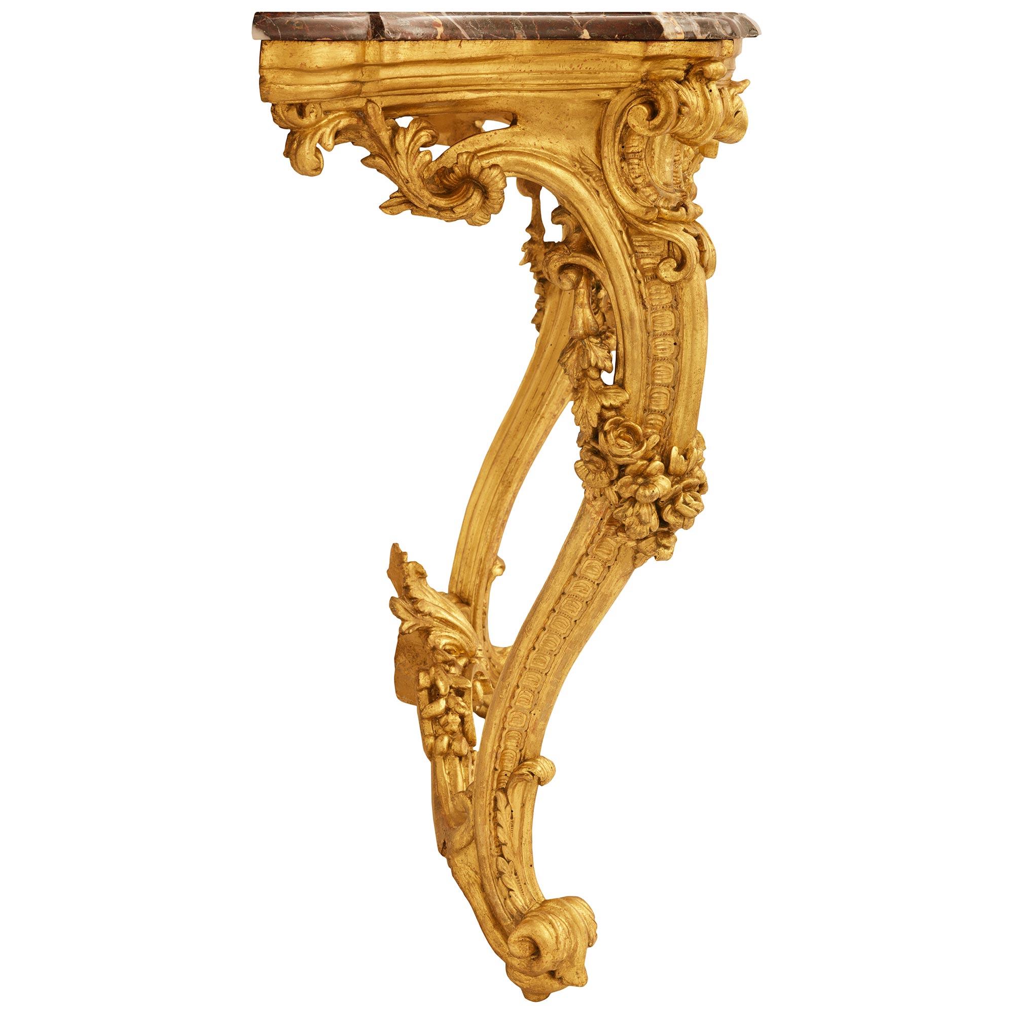 Pareja de consolas francesas del siglo XIX, estilo Luis XV, de madera dorada y mármol en Bueno estado para la venta en West Palm Beach, FL