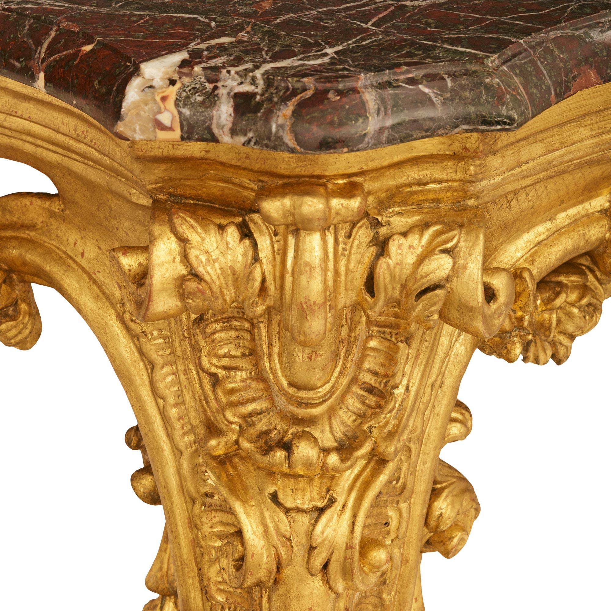 Pareja de consolas francesas del siglo XIX, estilo Luis XV, de madera dorada y mármol Mármol en venta
