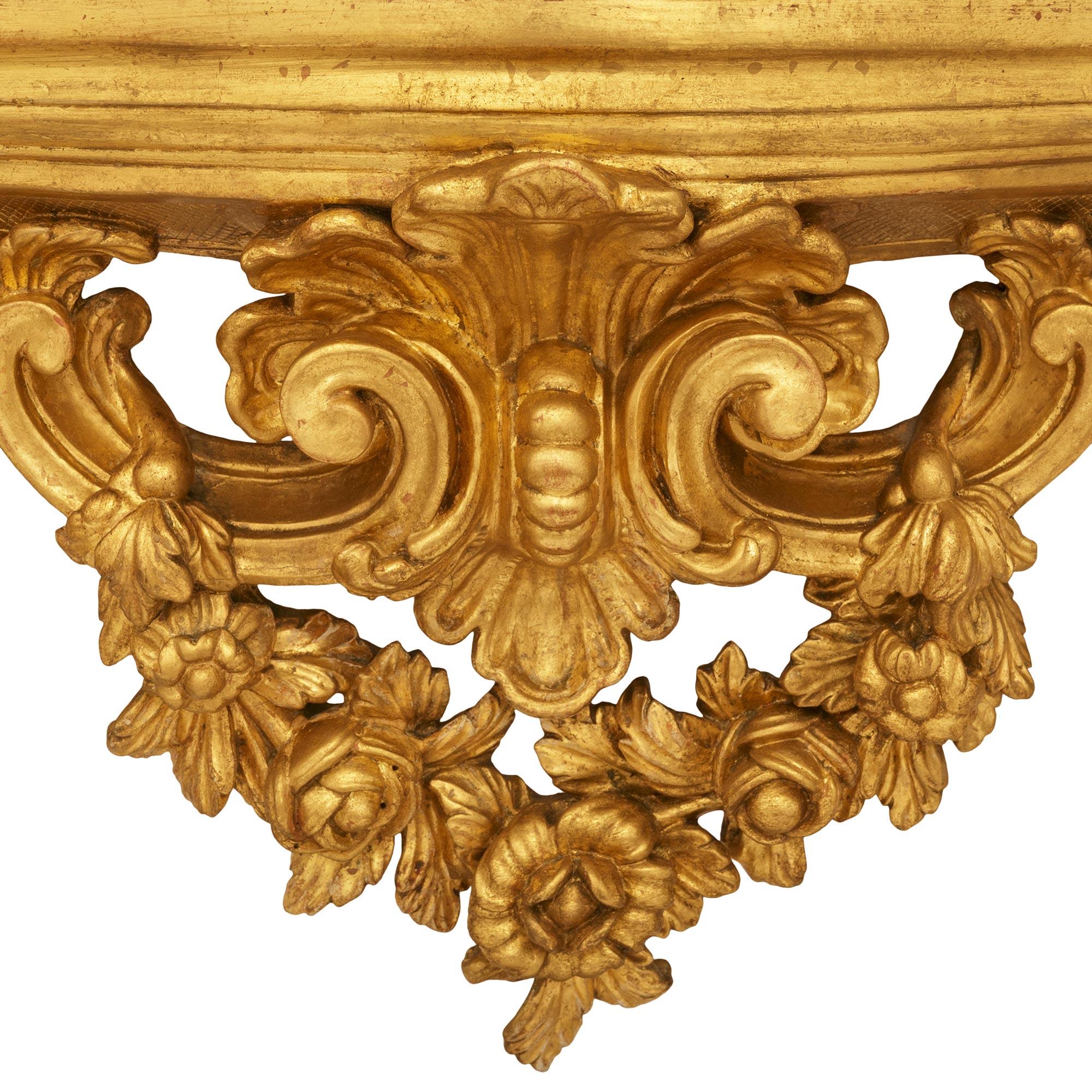 Pareja de consolas francesas del siglo XIX, estilo Luis XV, de madera dorada y mármol en venta 1