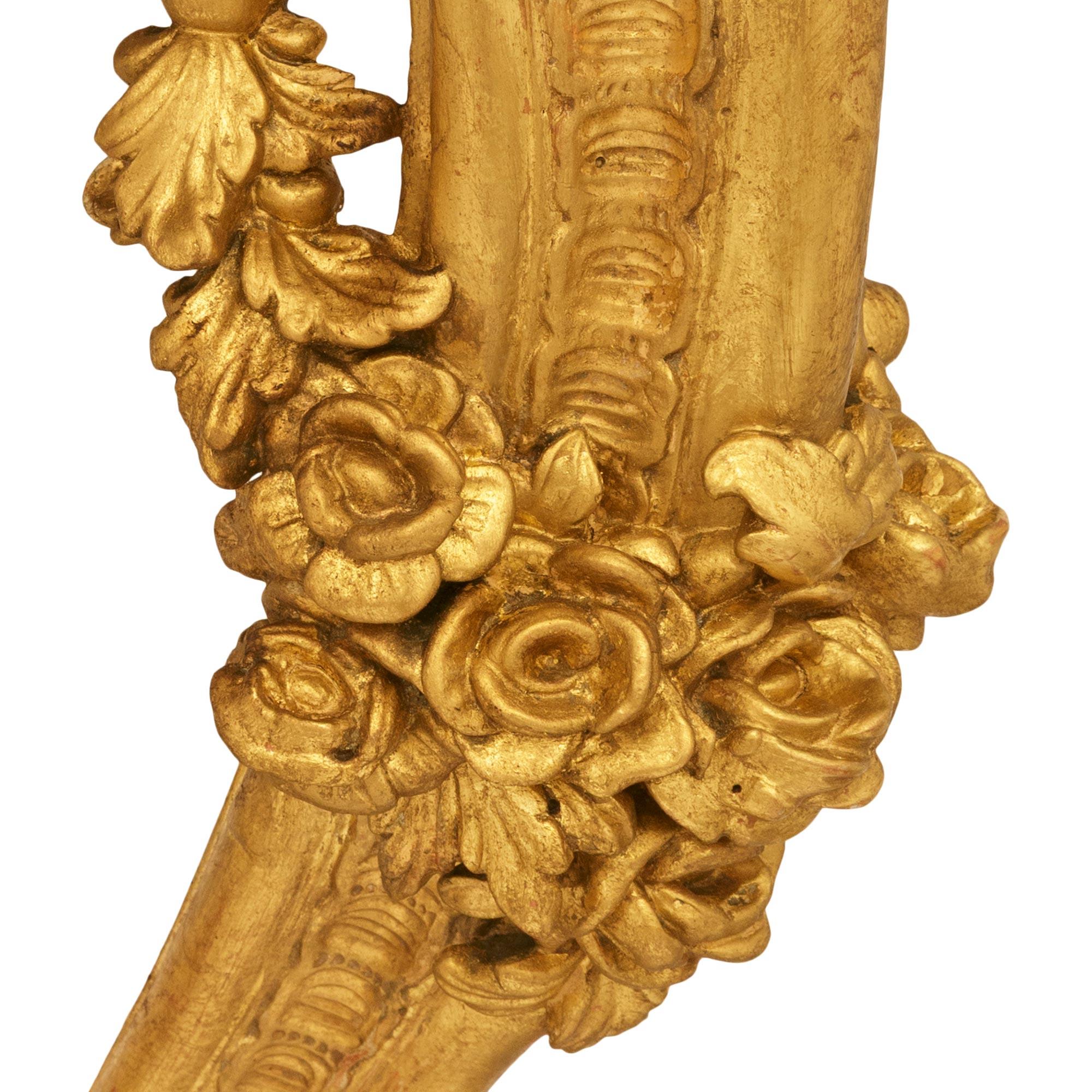 Pareja de consolas francesas del siglo XIX, estilo Luis XV, de madera dorada y mármol en venta 2