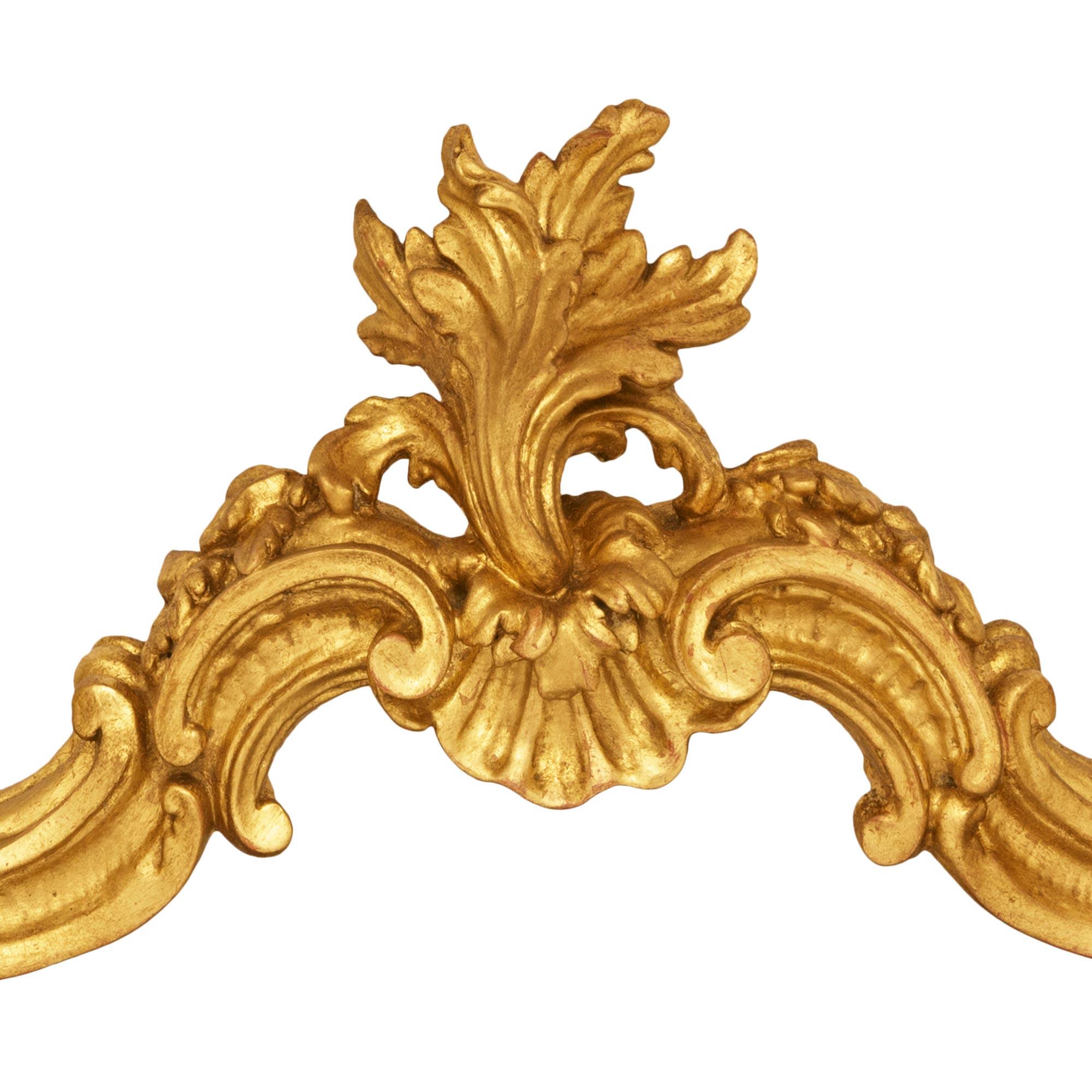 Pareja de consolas francesas del siglo XIX, estilo Luis XV, de madera dorada y mármol en venta 4