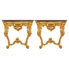 Ein Paar französische Konsolen aus Giltwood und Marmor im Stil Louis XV des 19.