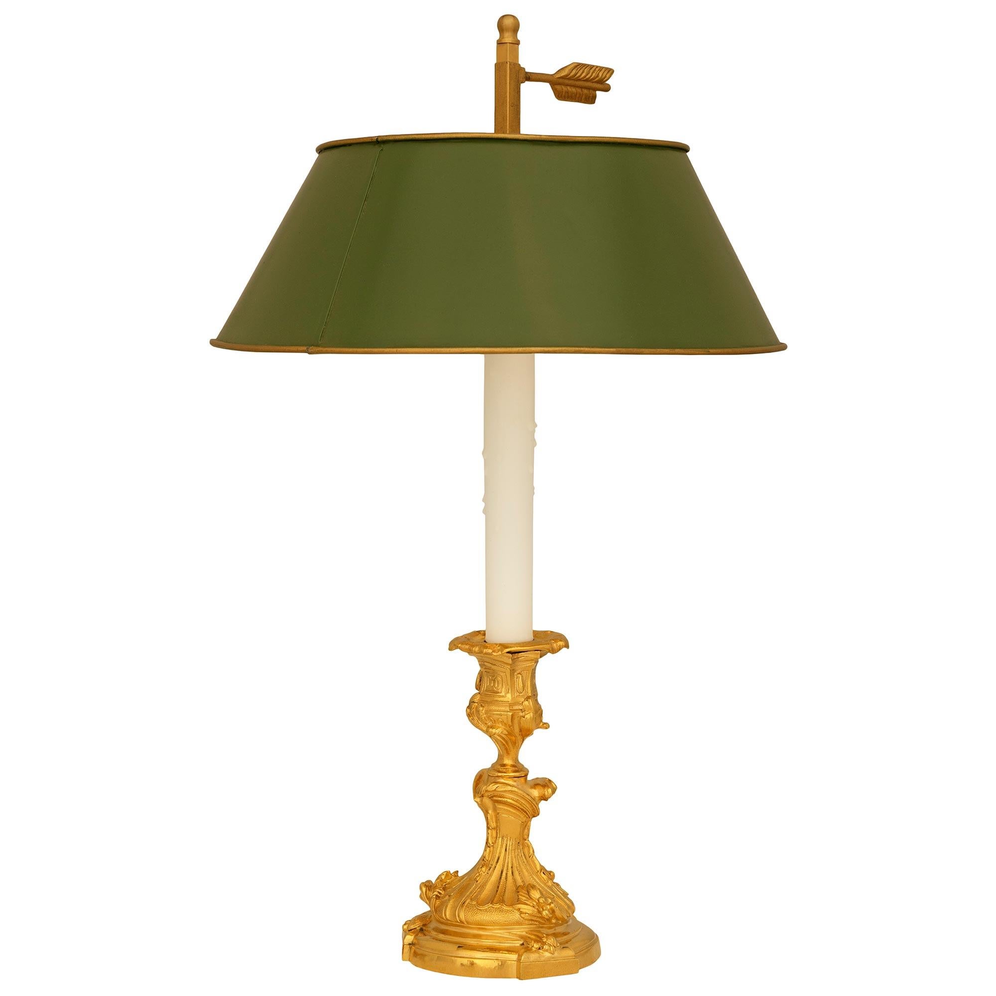 Ein Paar französische Lampen aus Ormolu und Tole Bouillotte aus dem 19. (Louis XV.) im Angebot