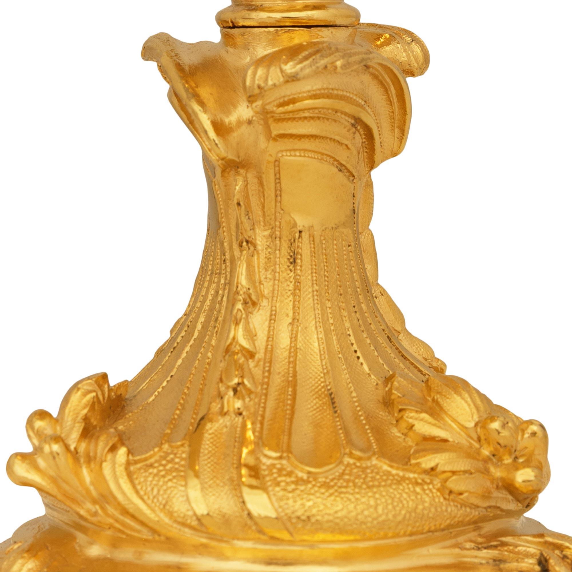 Ein Paar französische Lampen aus Ormolu und Tole Bouillotte aus dem 19. (19. Jahrhundert) im Angebot