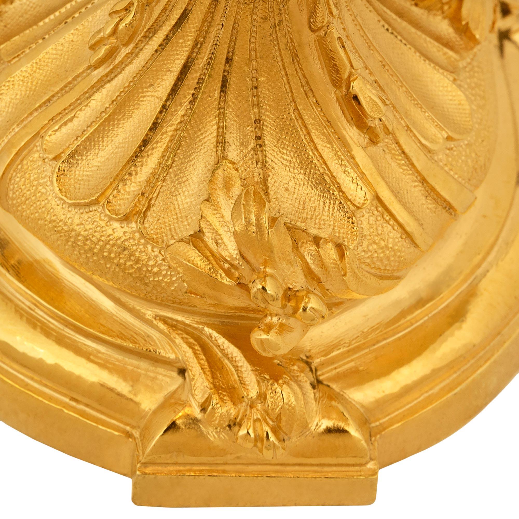 Ein Paar französische Lampen aus Ormolu und Tole Bouillotte aus dem 19. (Goldbronze) im Angebot