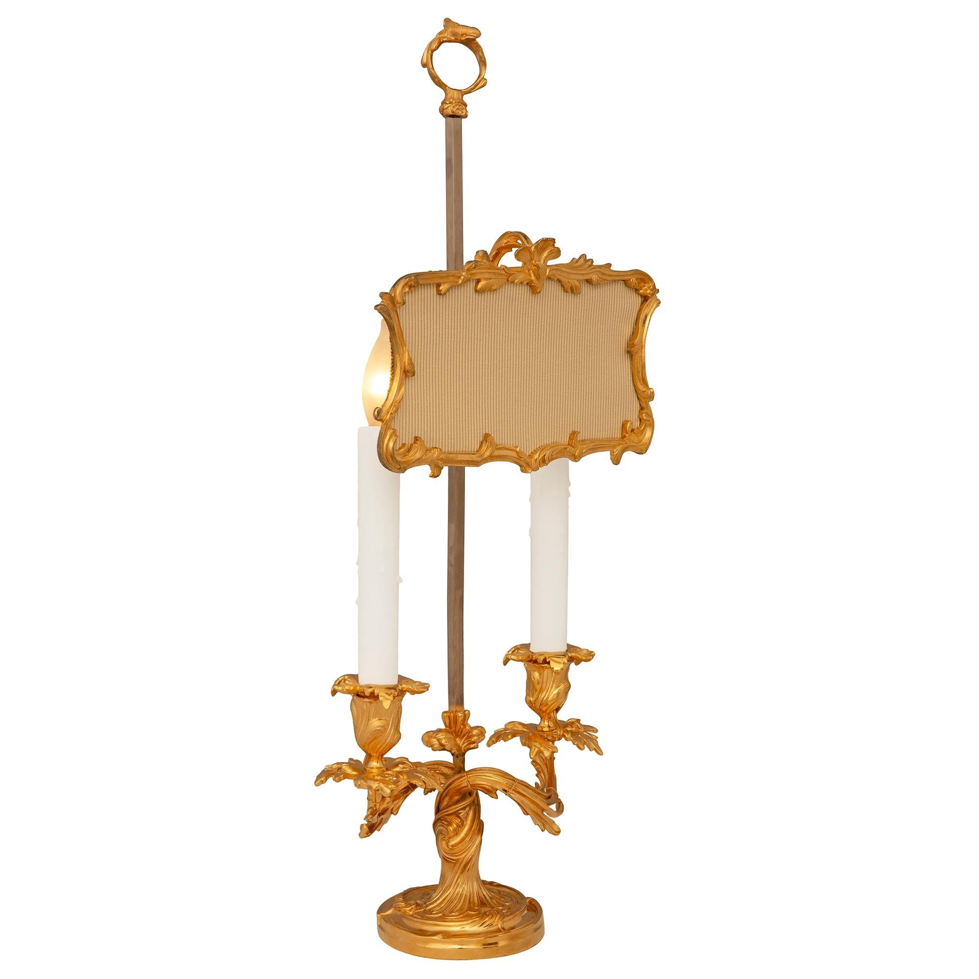 Francese Coppia di lampade a candelabro francesi del XIX secolo in stile Luigi XV in Ormolu in vendita