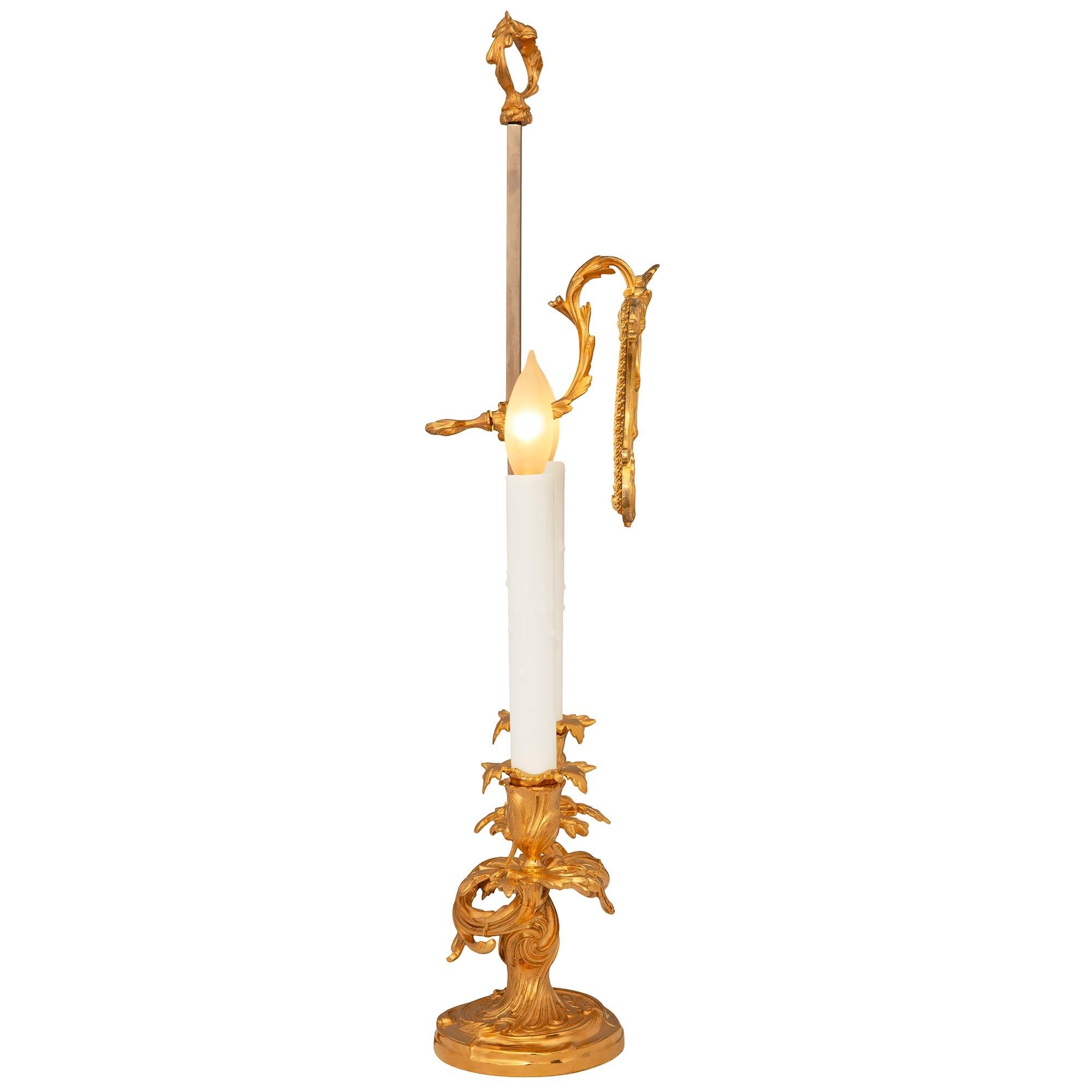 Coppia di lampade a candelabro francesi del XIX secolo in stile Luigi XV in Ormolu In condizioni buone in vendita a West Palm Beach, FL
