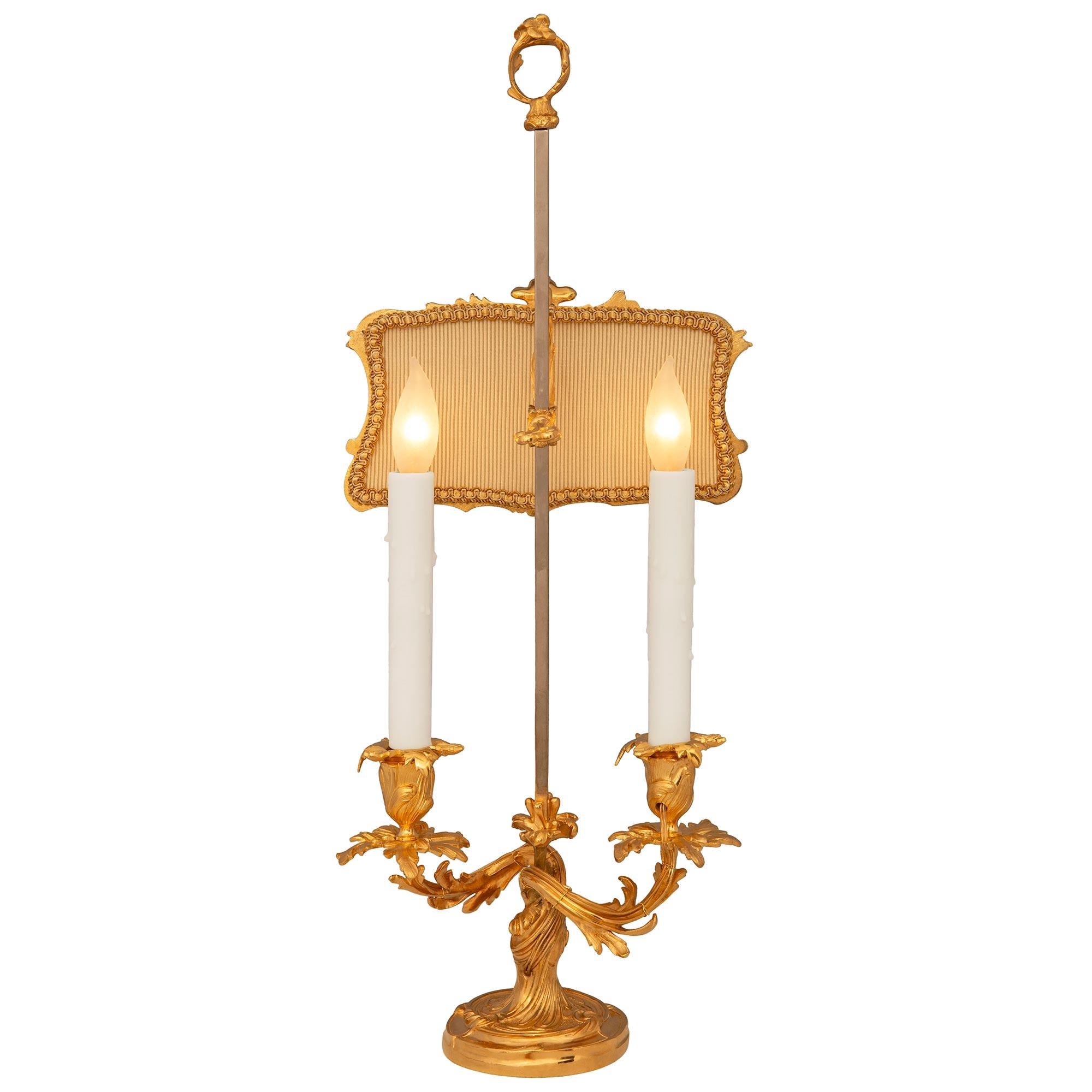 Similoro Coppia di lampade a candelabro francesi del XIX secolo in stile Luigi XV in Ormolu in vendita