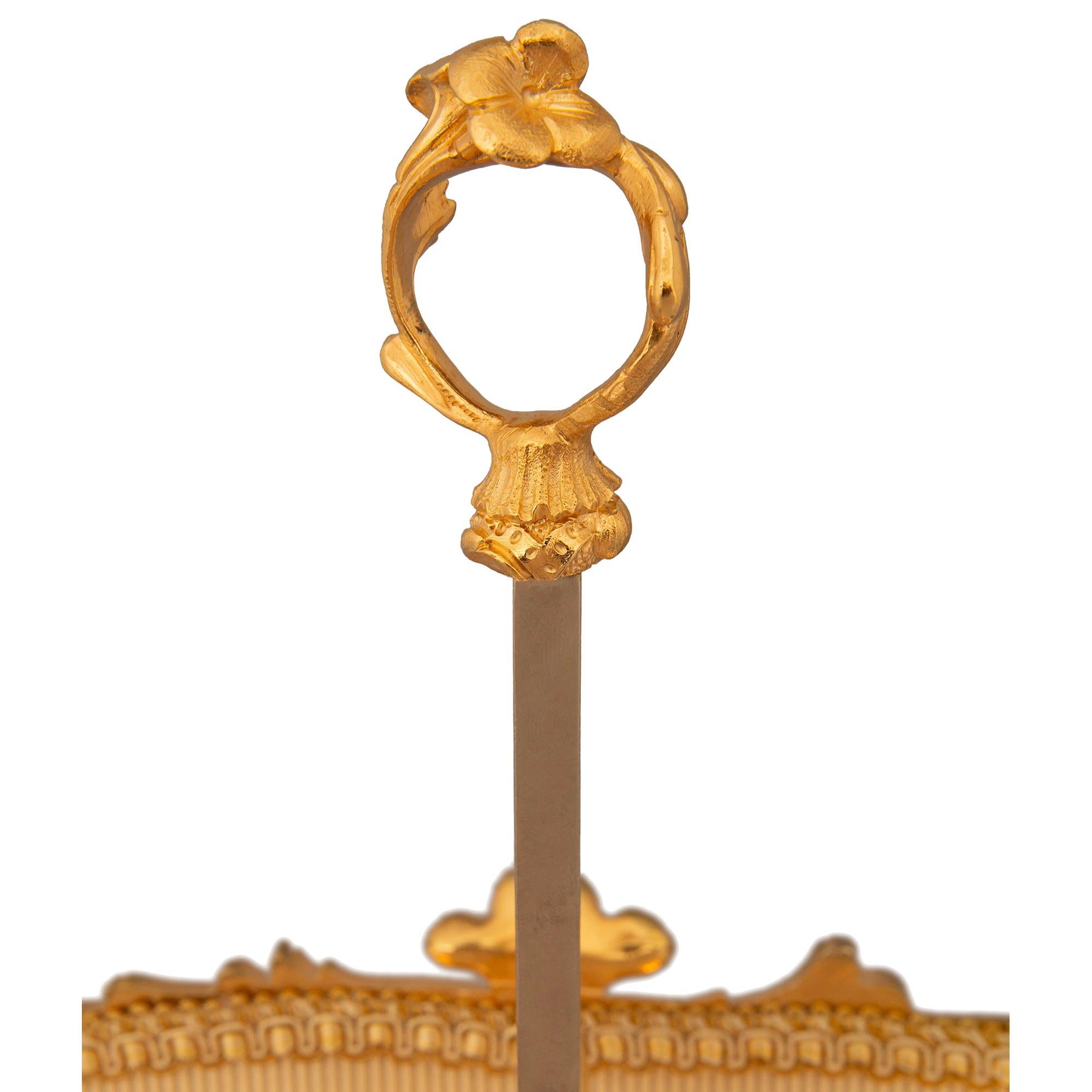 Coppia di lampade a candelabro francesi del XIX secolo in stile Luigi XV in Ormolu in vendita 1