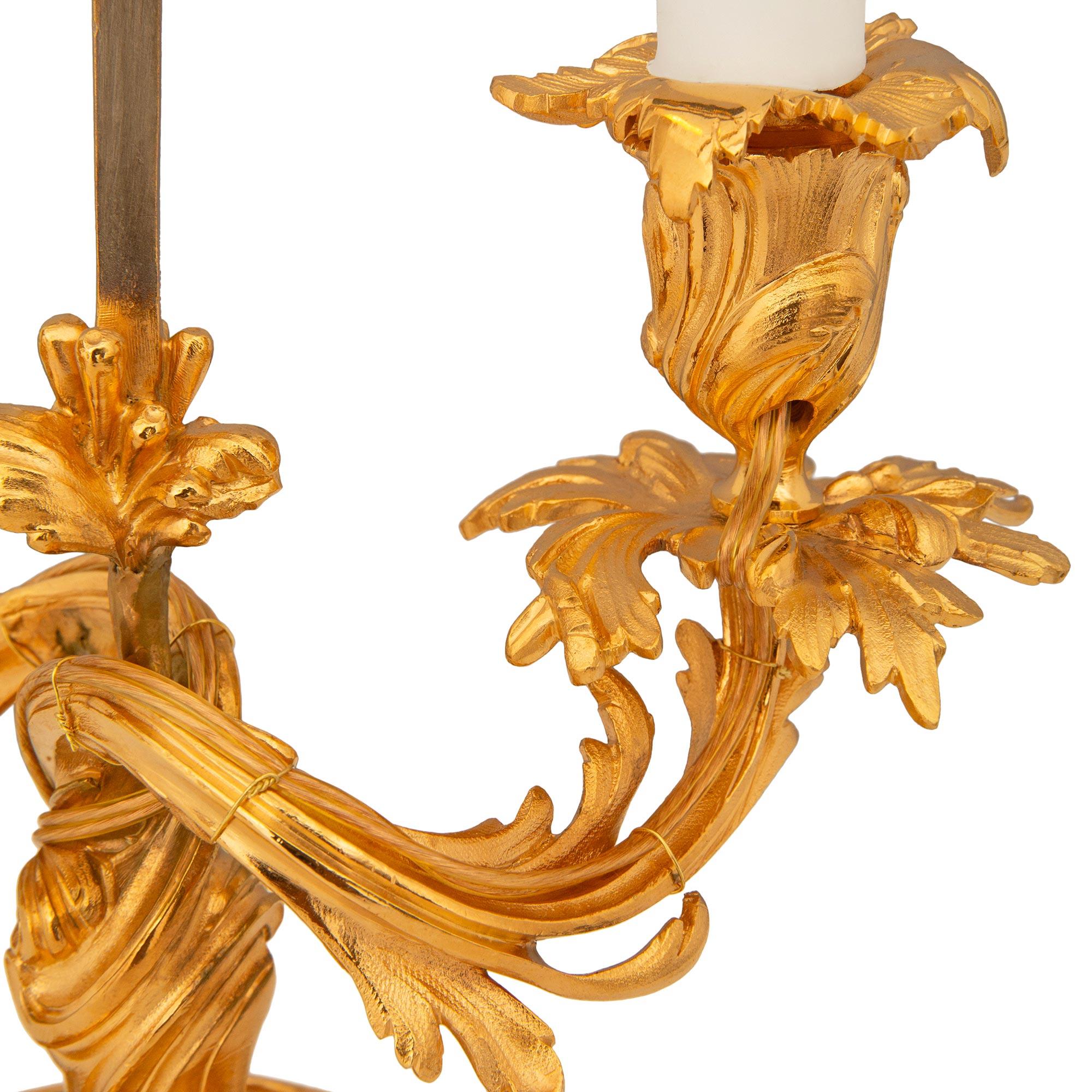 Coppia di lampade a candelabro francesi del XIX secolo in stile Luigi XV in Ormolu in vendita 3
