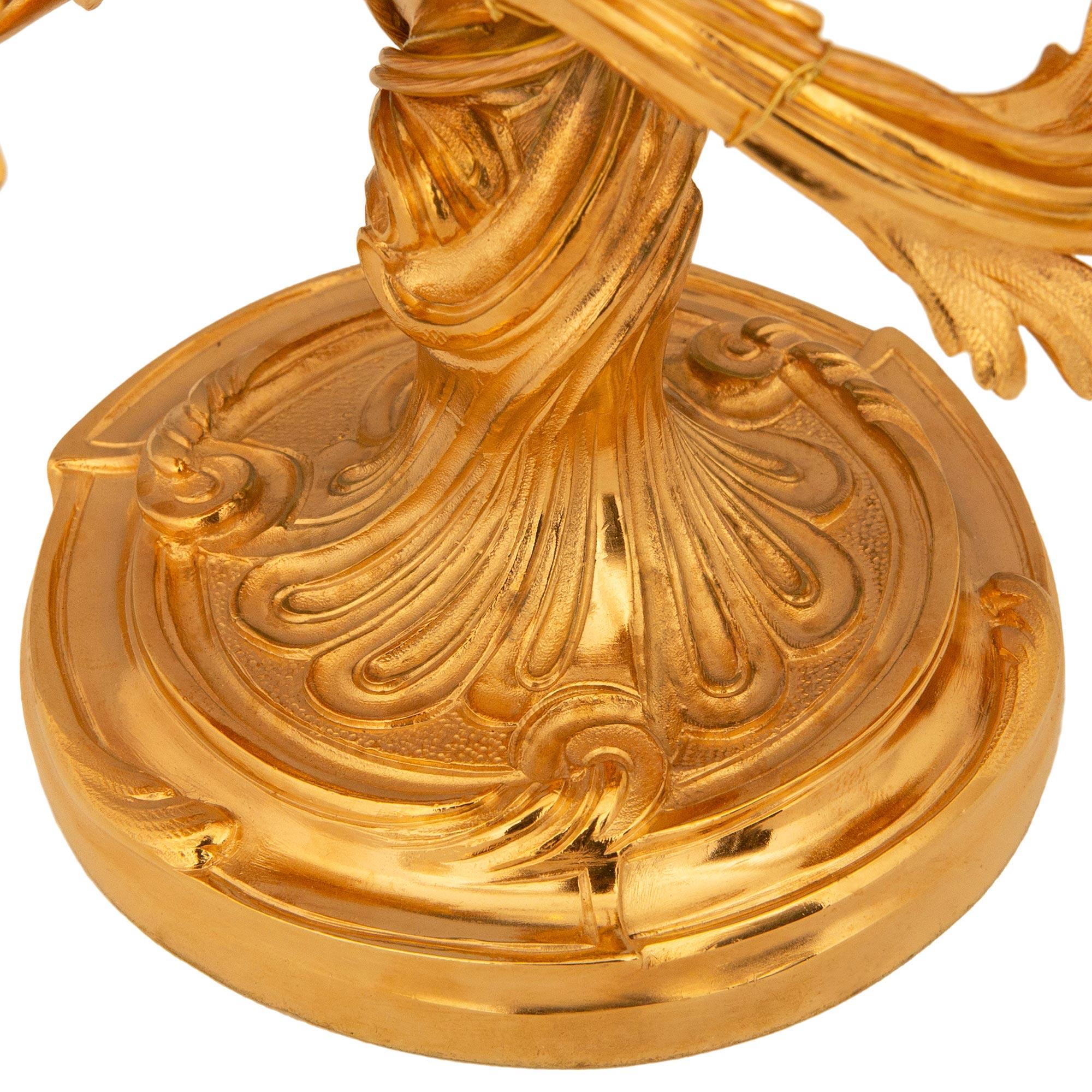 Coppia di lampade a candelabro francesi del XIX secolo in stile Luigi XV in Ormolu in vendita 4